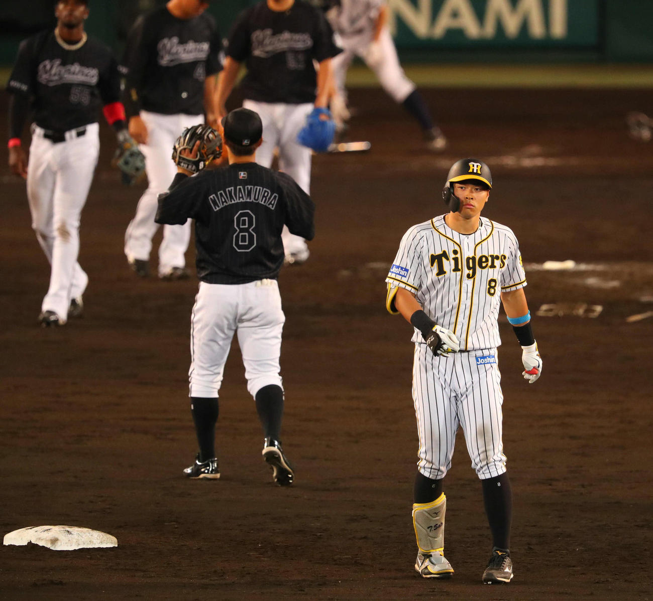 阪神対ロッテ　9回裏阪神無死、佐藤輝は三飛に倒れる（撮影・宮崎幸一）