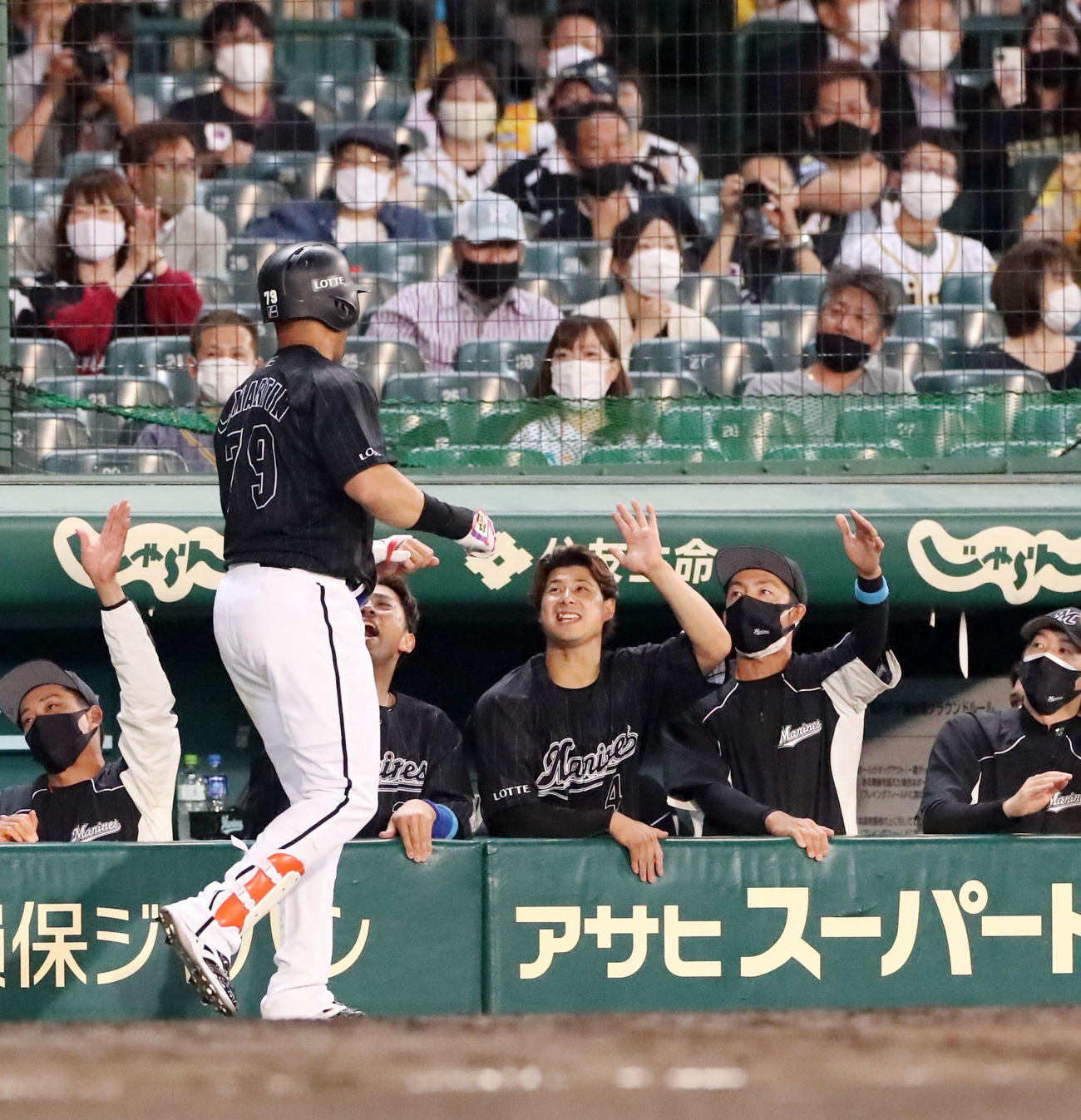 阪神対ロッテ　8回表ロッテ無死一塁、マーティン（左）は右越え2点本塁打を放ち出迎える鳥谷（右から2人目）らナインととエアタッチ（撮影・加藤哉）