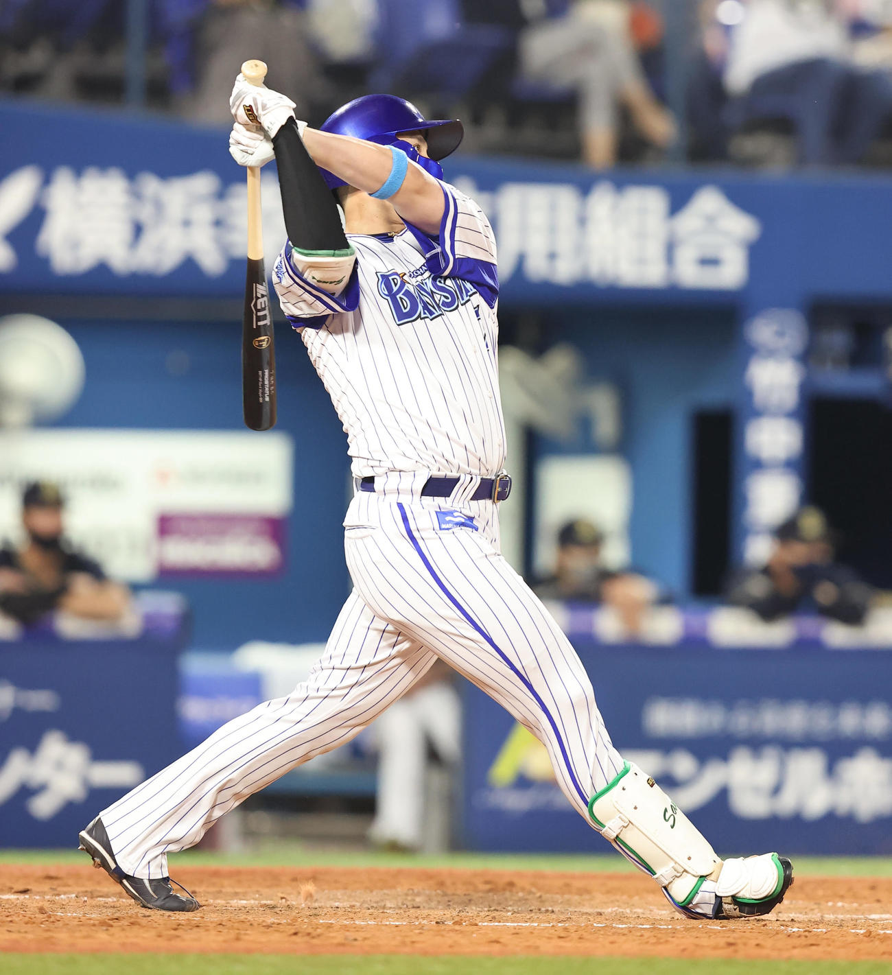 DeNA対オリックス　5回裏DeNA無死一塁、中越え2点本塁打を放つ佐野（撮影・垰建太）
