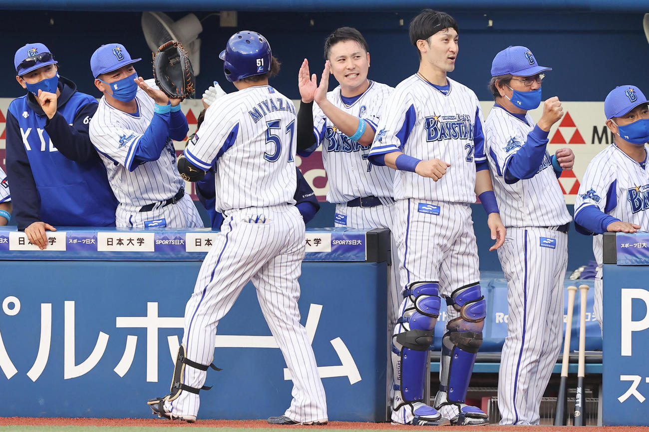 DeNA対オリックス　2回裏DeNA無死一塁、先制の2点本塁打を放った宮崎（51番）らを出迎える佐野（中央）らナイン（撮影・垰建太）