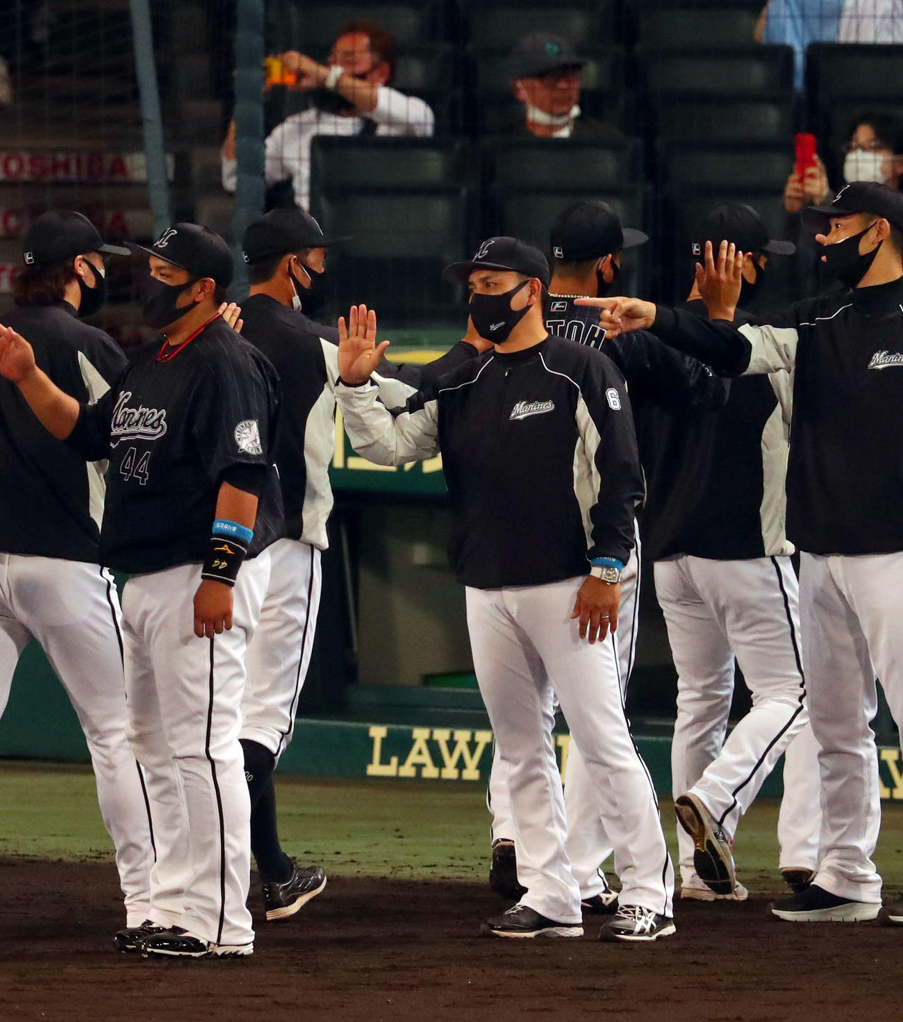勝利を祝う鳥谷（左から3人目）と井口監督（同4人目）ら（撮影・宮崎幸一）