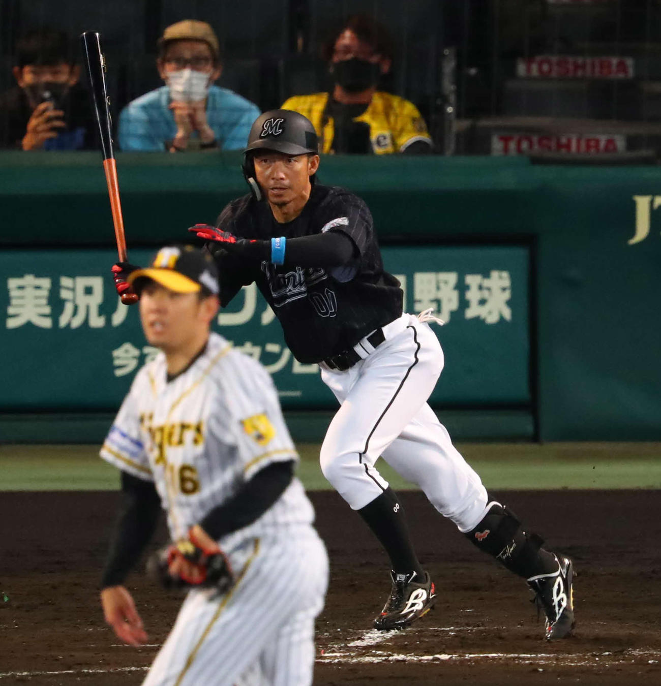 7回表ロッテ1死一、二塁、鳥谷は適時打を放つ（撮影・宮崎幸一）