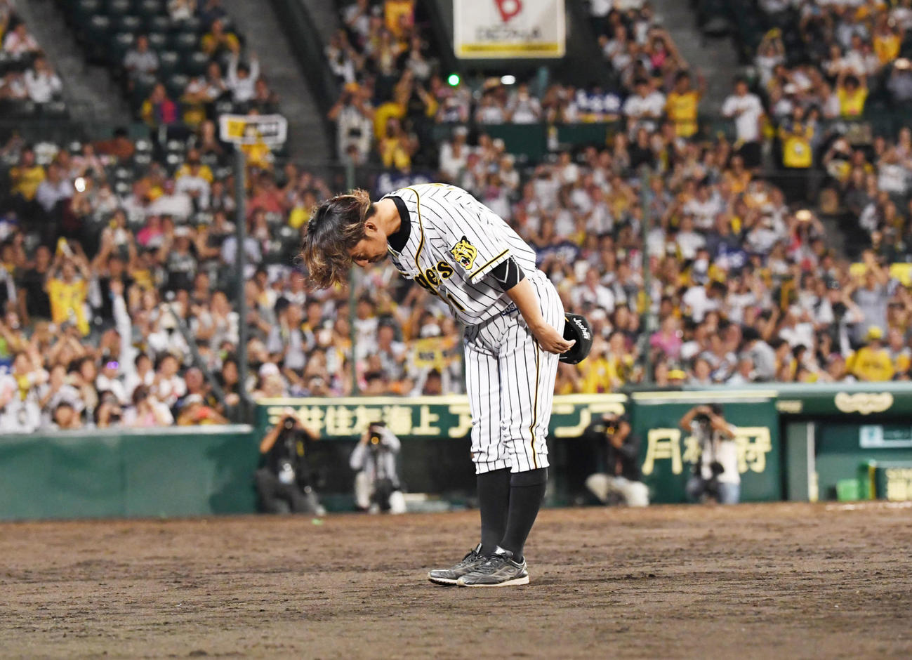 19年9月、セレモニーを終えあいさつする鳥谷