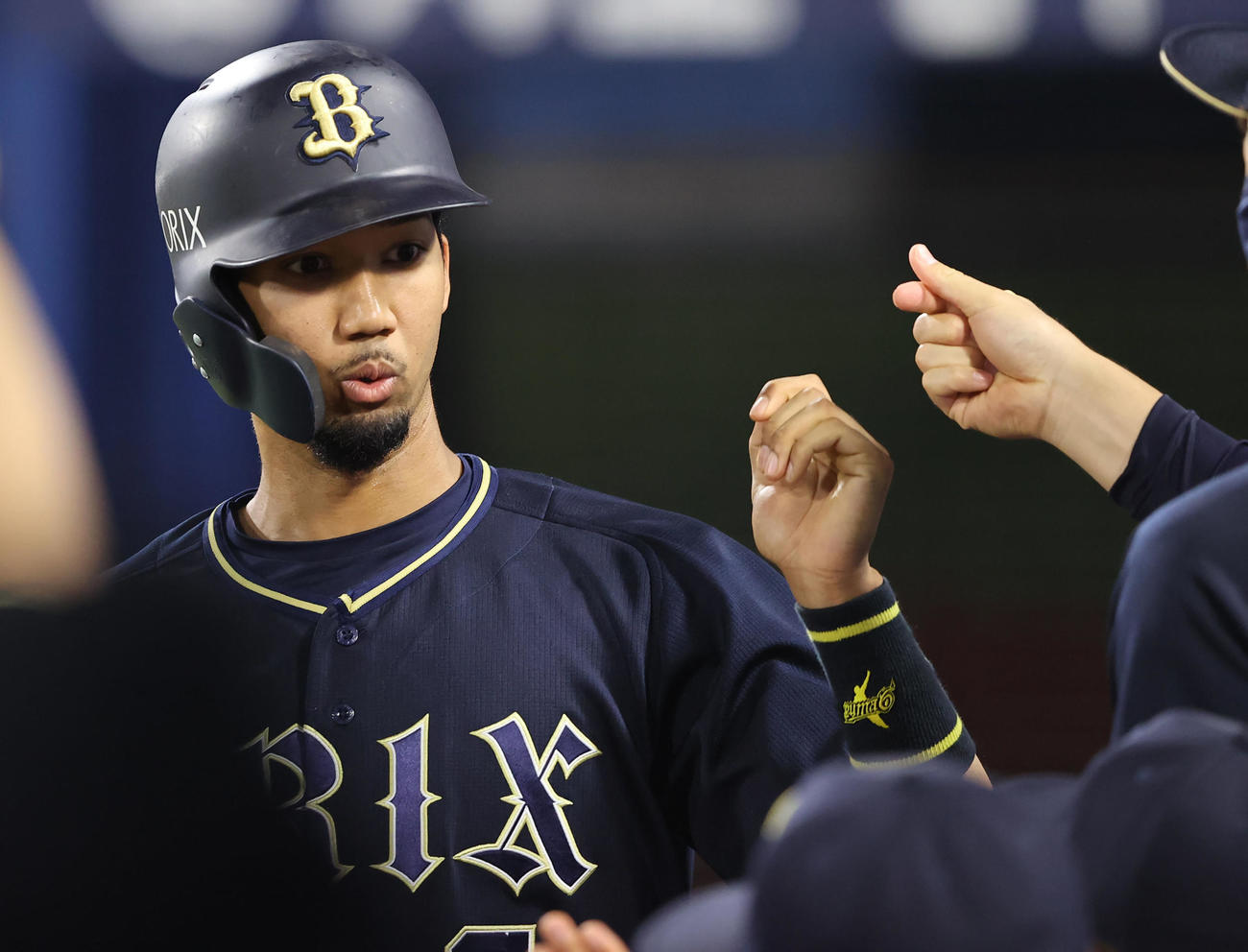 DeNA対オリックス　5回表オリックス1死満塁、安達の犠飛で生還しナインの出迎えを受ける宗（撮影・垰建太）