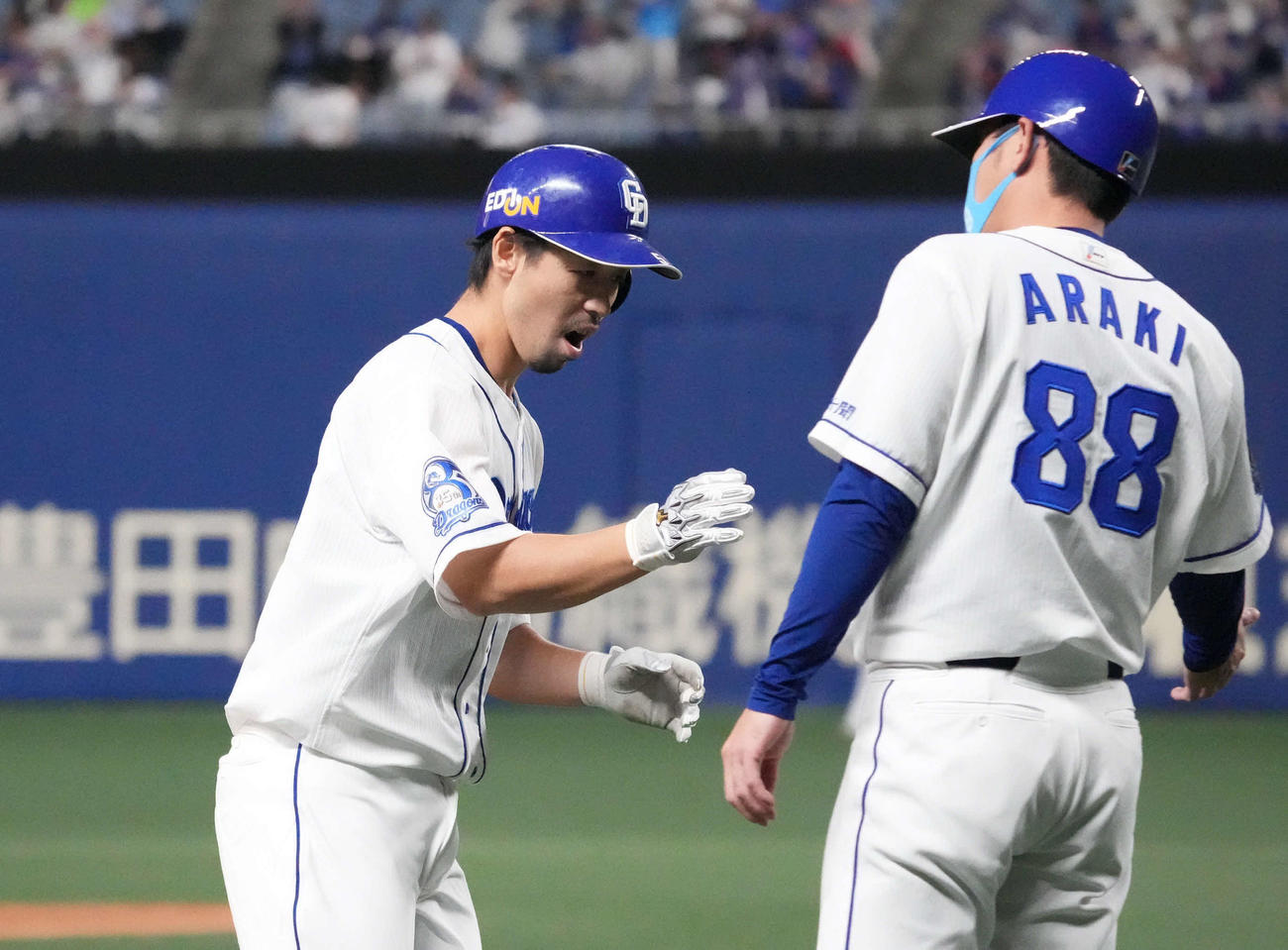 中日対ソフトバンク　8回裏中日1死、左越え本塁打を放った阿部は荒木コーチとタッチ（撮影・森本幸一）