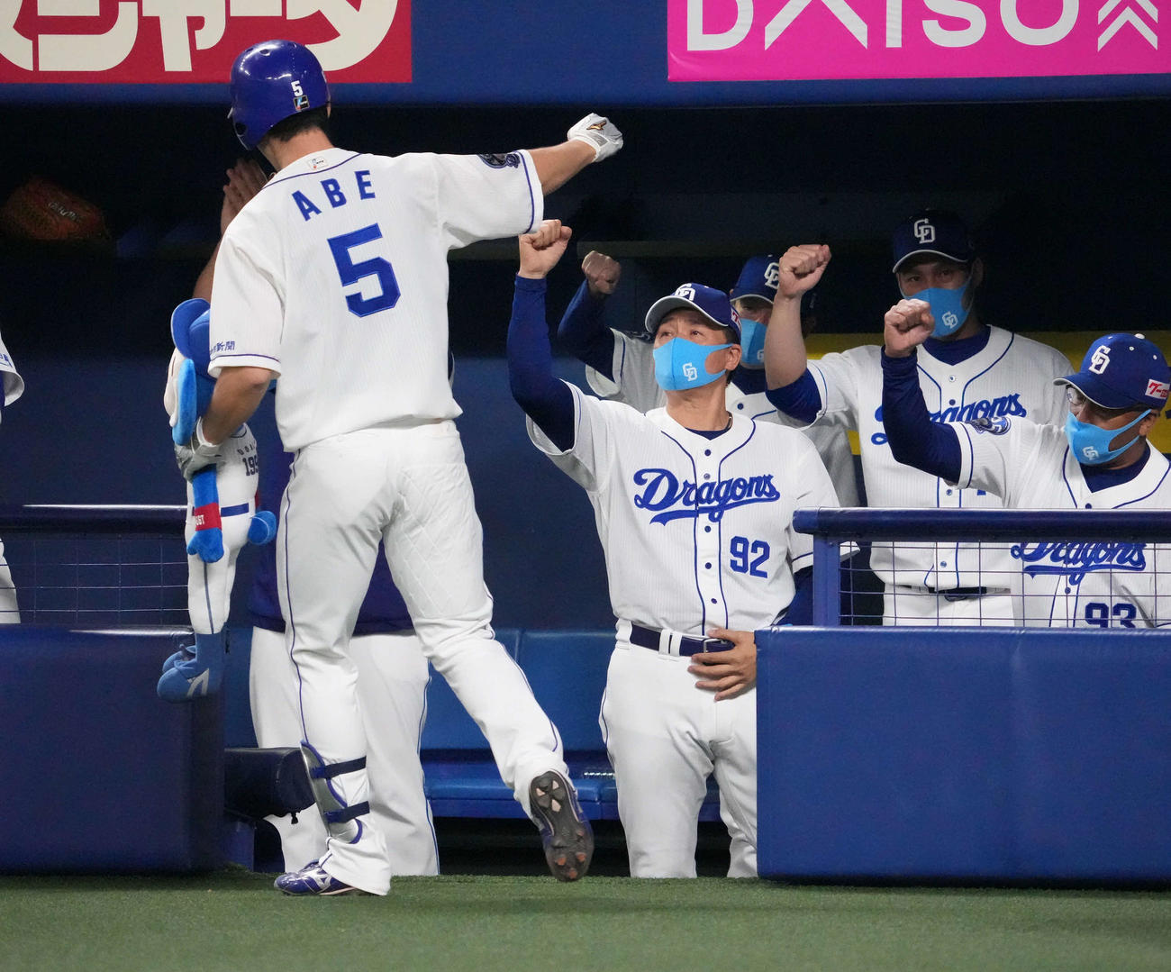 中日対ソフトバンク　8回裏中日1死、左越え本塁打を放った阿部を迎える与田監督（撮影・森本幸一）