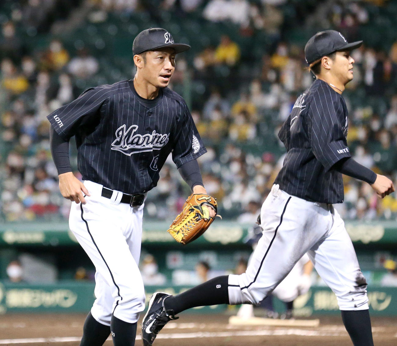 阪神対ロッテ　7回裏から三塁手で出場した鳥谷（左）（撮影・上山淳一）