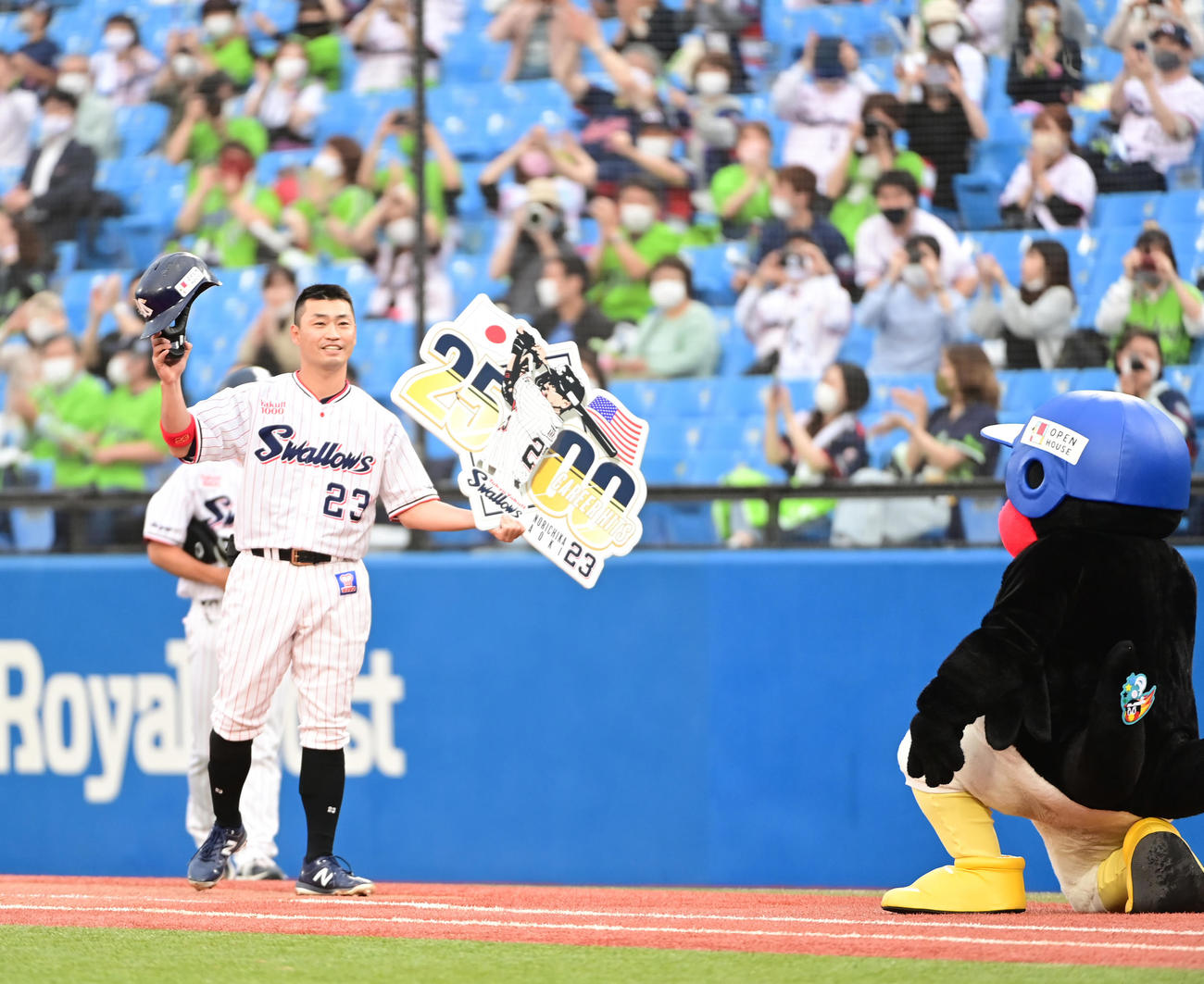 ヤクルト対日本ハム　1回裏ヤクルト2死、青木は右前に日米通算2500本目となる安打を放ち記念のボードを掲げる（撮影・小沢裕）