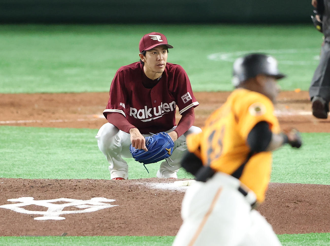 巨人対楽天　4回裏巨人2死一、二塁、ウィーラー（手前）に左越え3点本塁打を浴び、マウンド上でしゃがみ込む岸（撮影・河野匠）