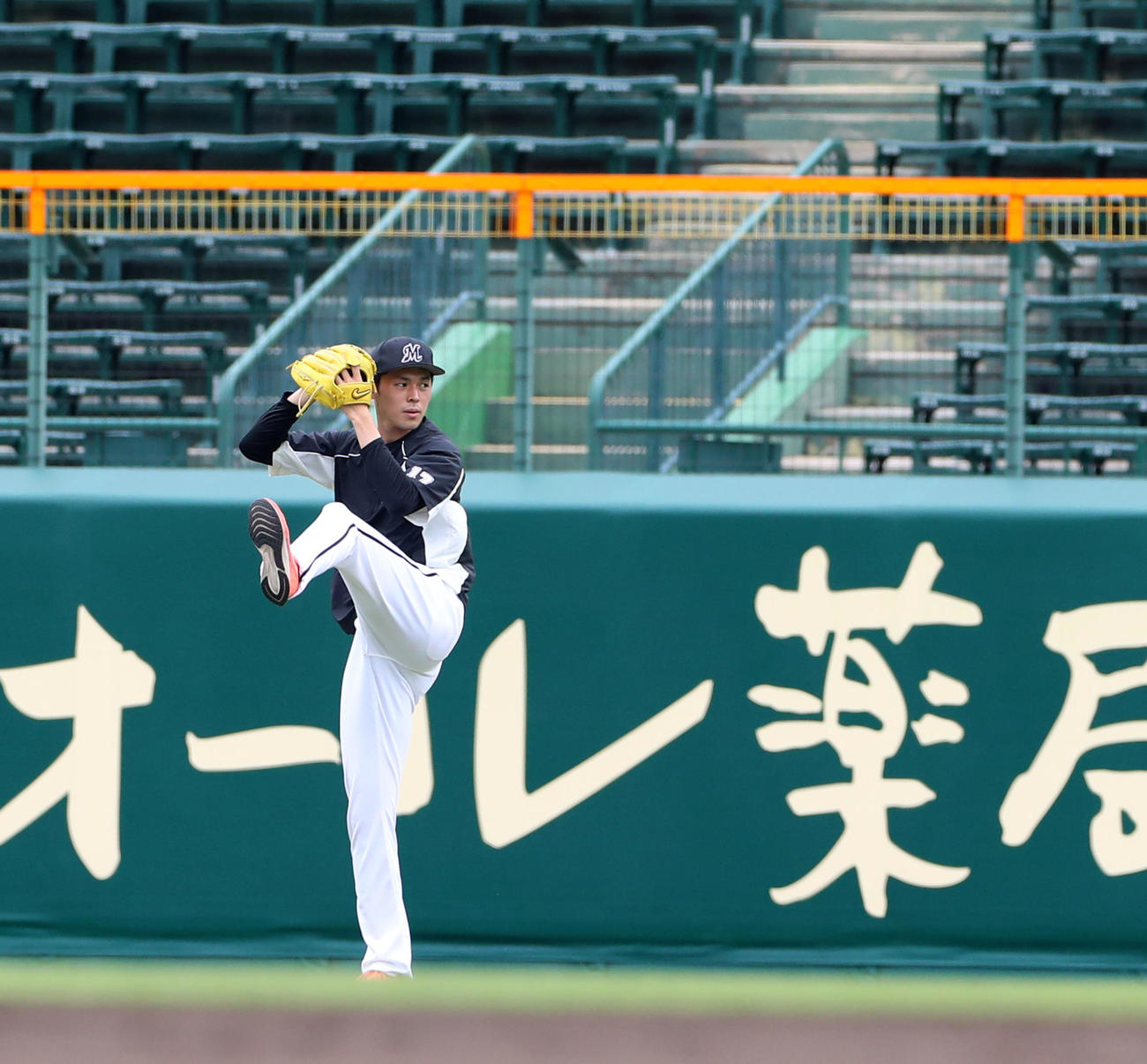 外野でキャッチボールする佐々木朗（撮影・加藤哉）