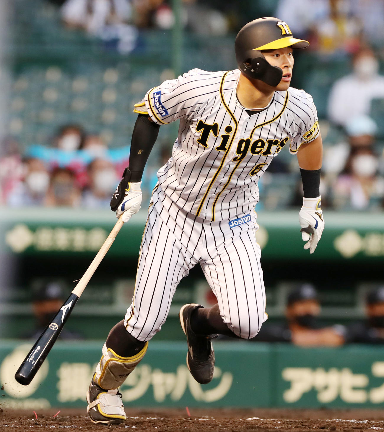 阪神対ロッテ　2回裏阪神2死、佐藤輝はバットを折りながら右前打を放つ（撮影・加藤哉）