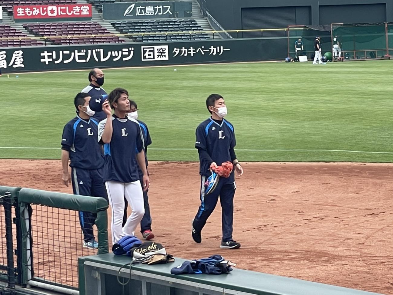 打球が頭部に直撃し引き上げる西武今井（手前左）