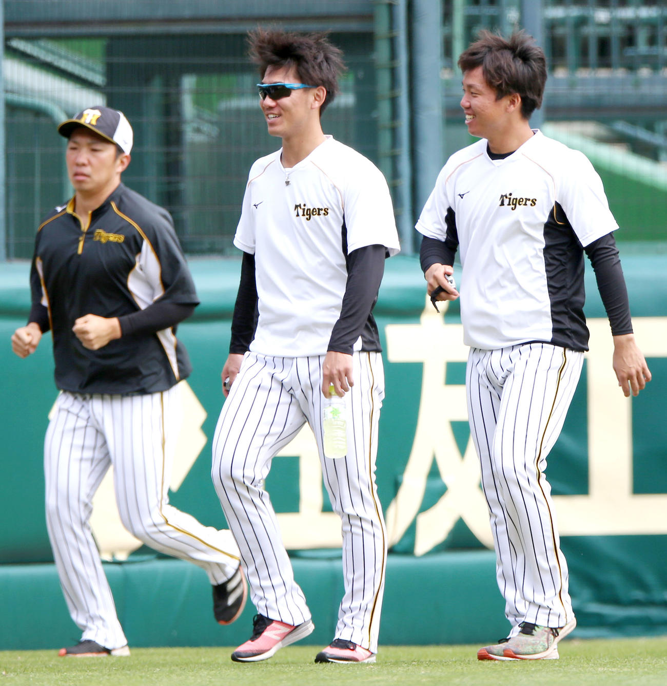試合前の練習でアップする、左から石井大、伊藤将、村上（撮影・上山淳一）