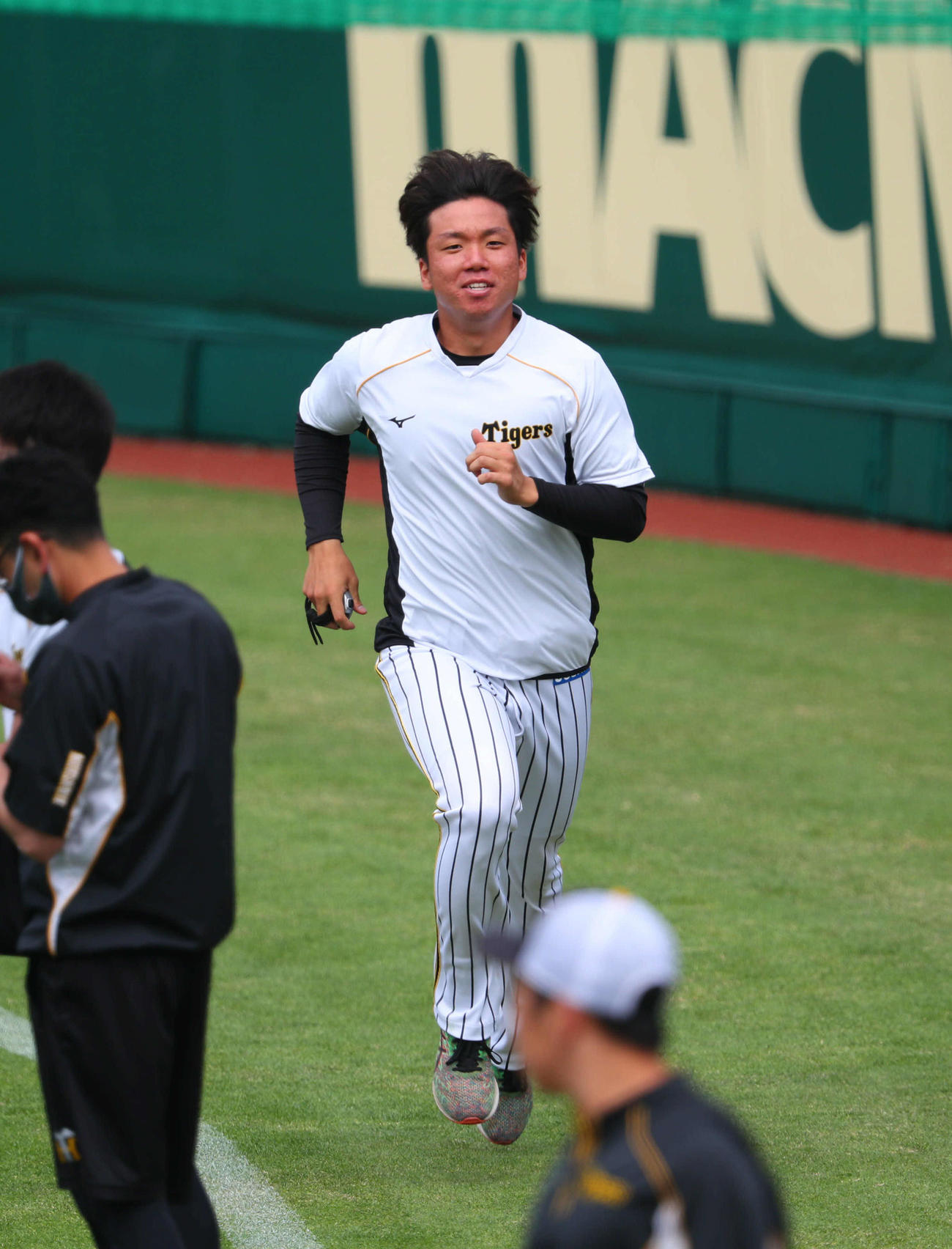 阪神対ロッテ　1軍に合流した村上（撮影・宮崎幸一）