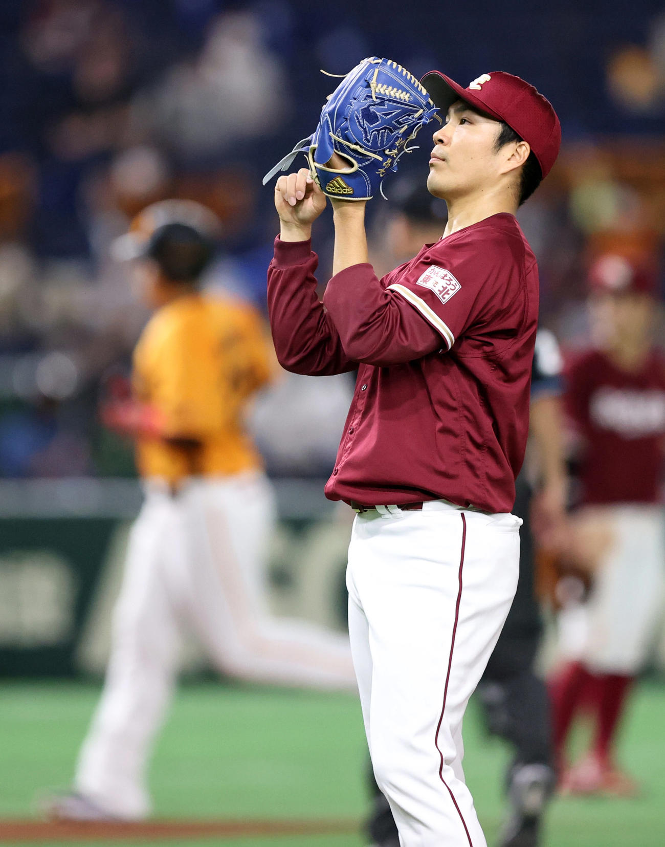 巨人対楽天　4回裏巨人1死一塁、岡本和（後方）に2点本塁打を打たれる則本昂（撮影・狩俣裕三）