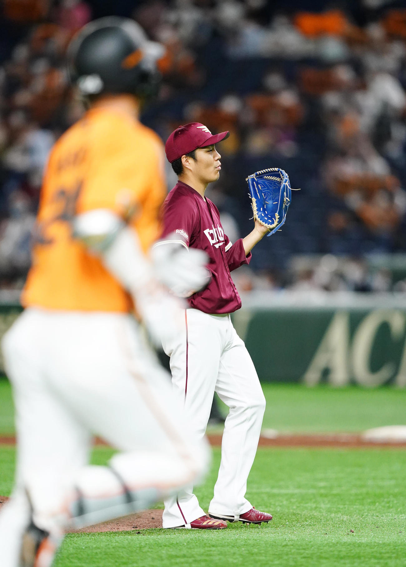 巨人対楽天　4回裏巨人2死、大城（左）に2打者連続となる本塁打を打たれ、肩を落とす則本昂（撮影・菅敏）