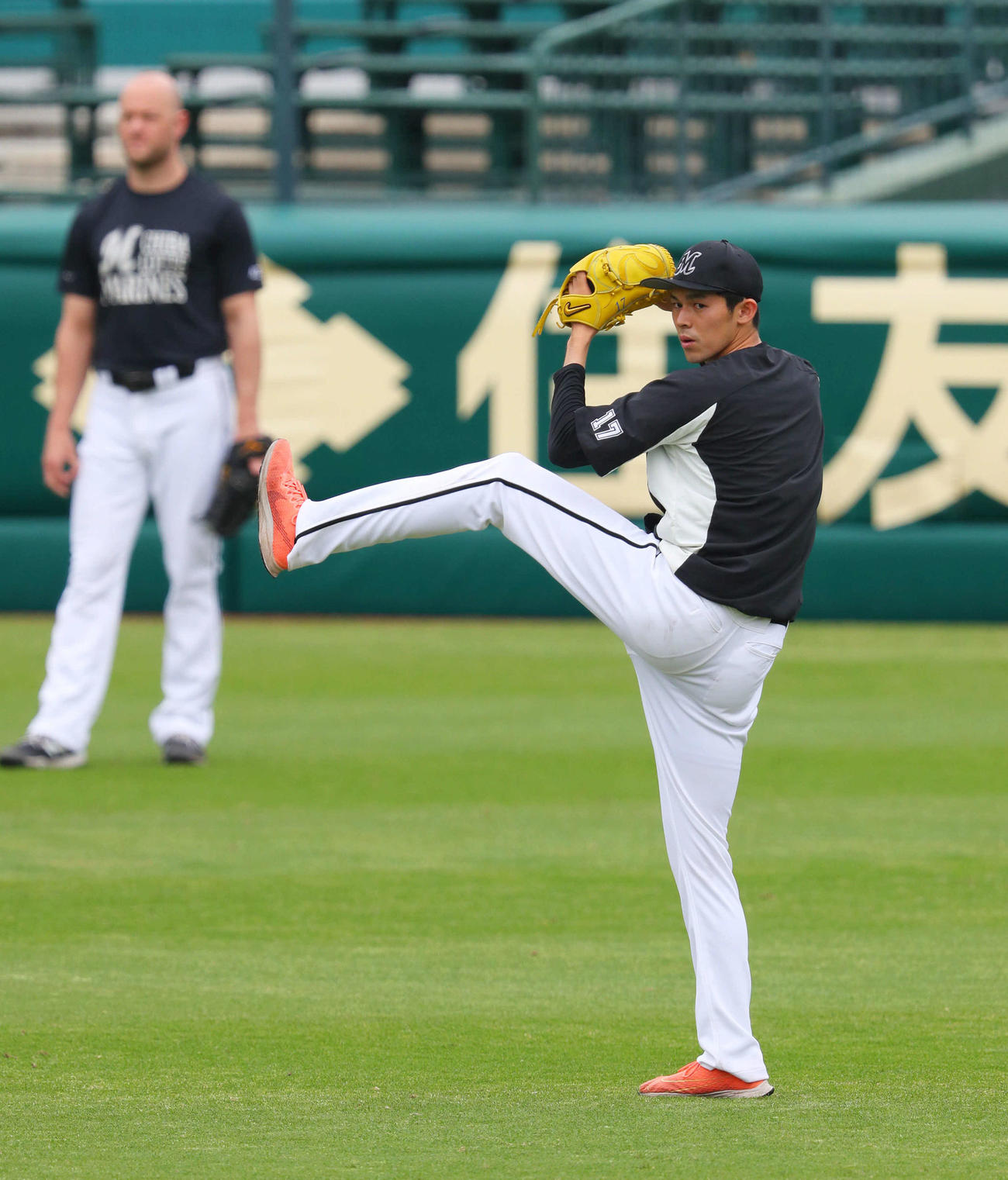 阪神対ロッテ　キャッチボールで調整する佐々木朗（撮影・宮崎幸一）