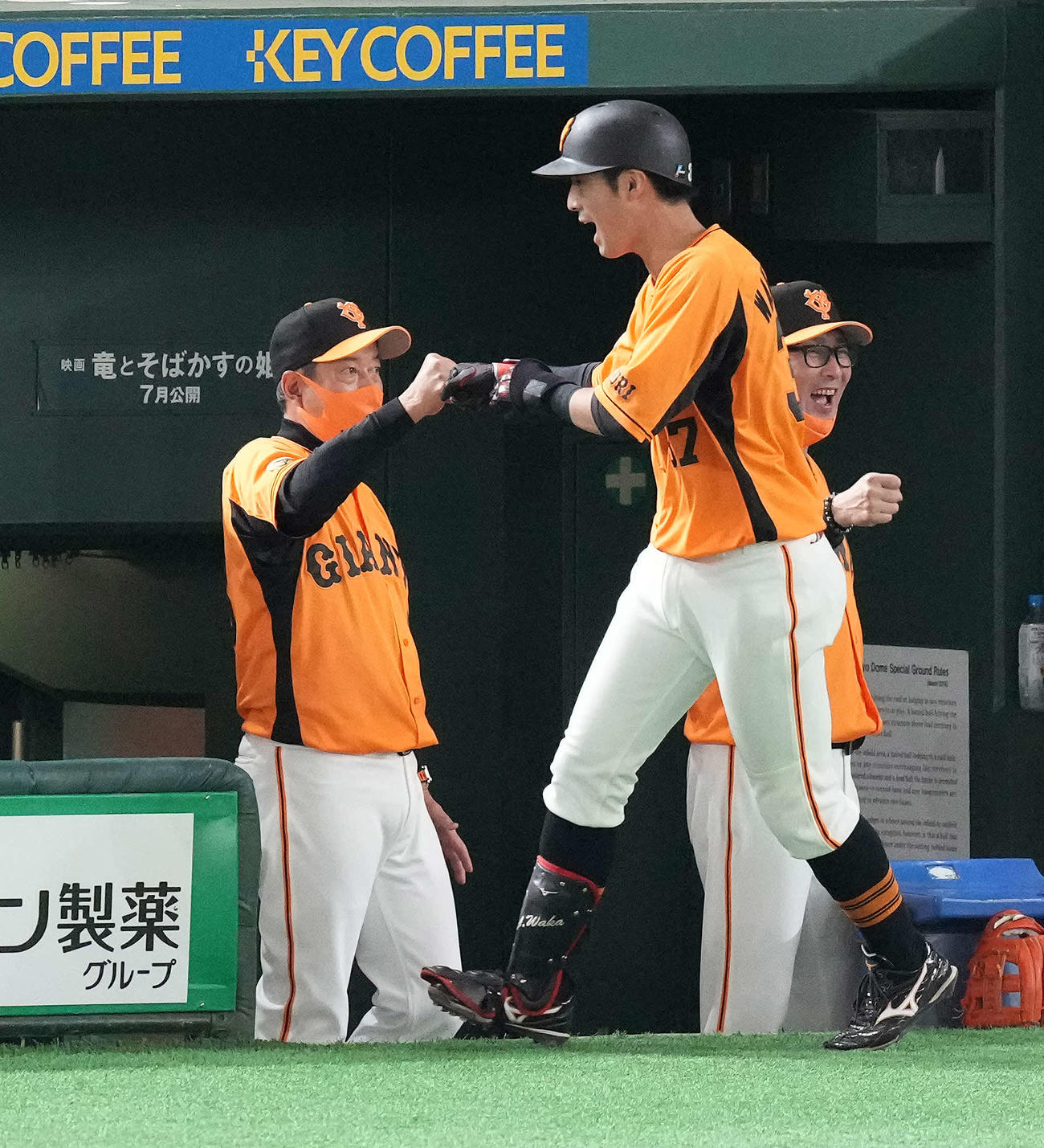 巨人対楽天　4回裏巨人2死一塁、右越え2点本塁打を放った若林（中央）を迎える原監督（左）（撮影・鈴木みどり）