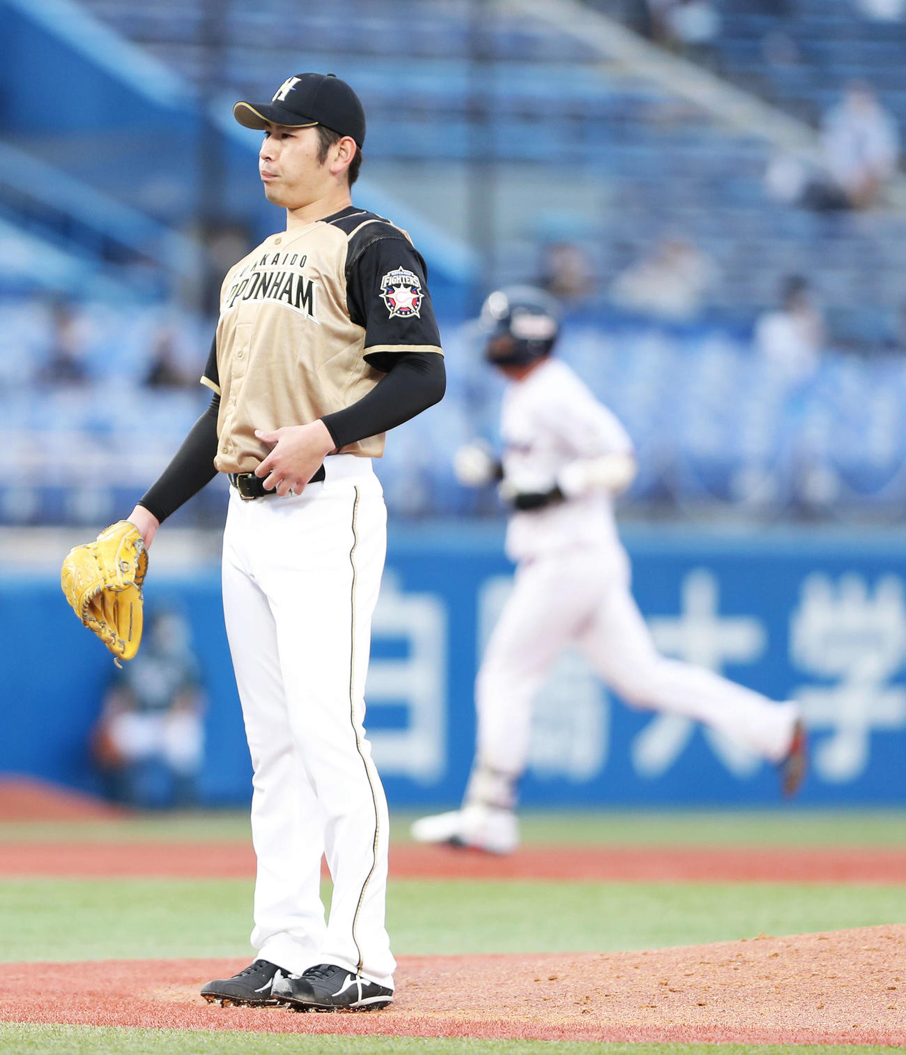 ヤクルト対日本ハム　1回裏ヤクルト無死一、二塁、山田（奥）に左中間に3点逆転本塁打を浴びる加藤（撮影・河田真司）