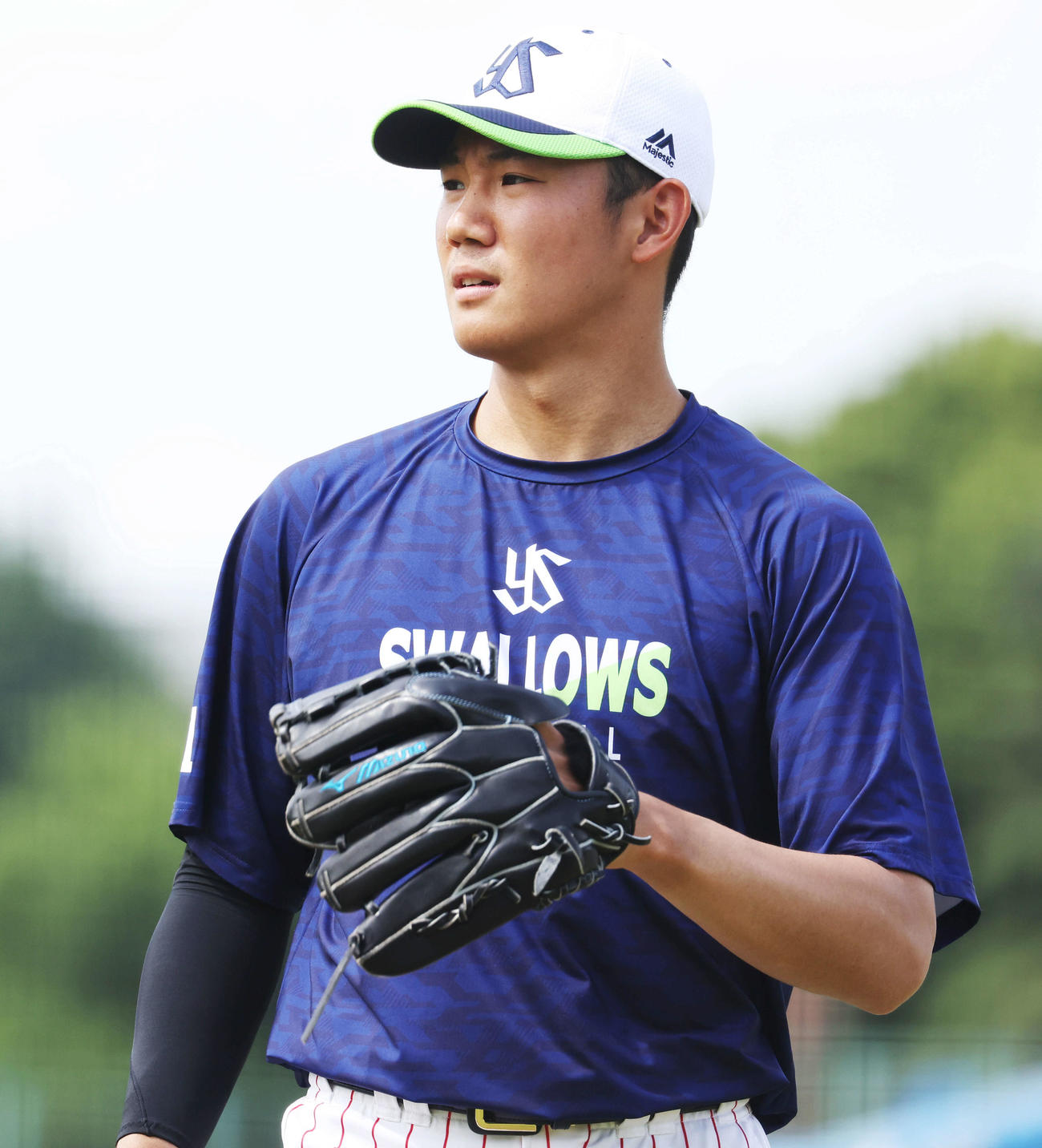 ヤクルト対日本ハム　試合前、キャッチボールするヤクルト奥川（撮影・河田真司）