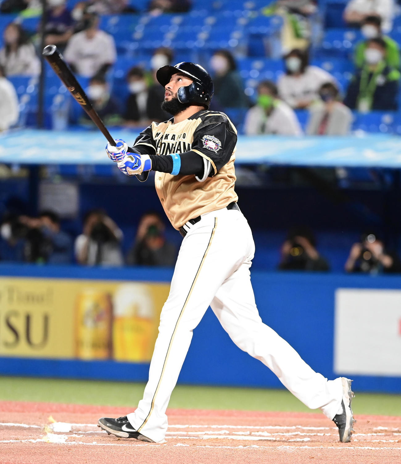 ヤクルト対日本ハム　6回表日本ハム1死、R・ロドリゲスは左越えにソロ本塁打を放つ（撮影・小沢裕）