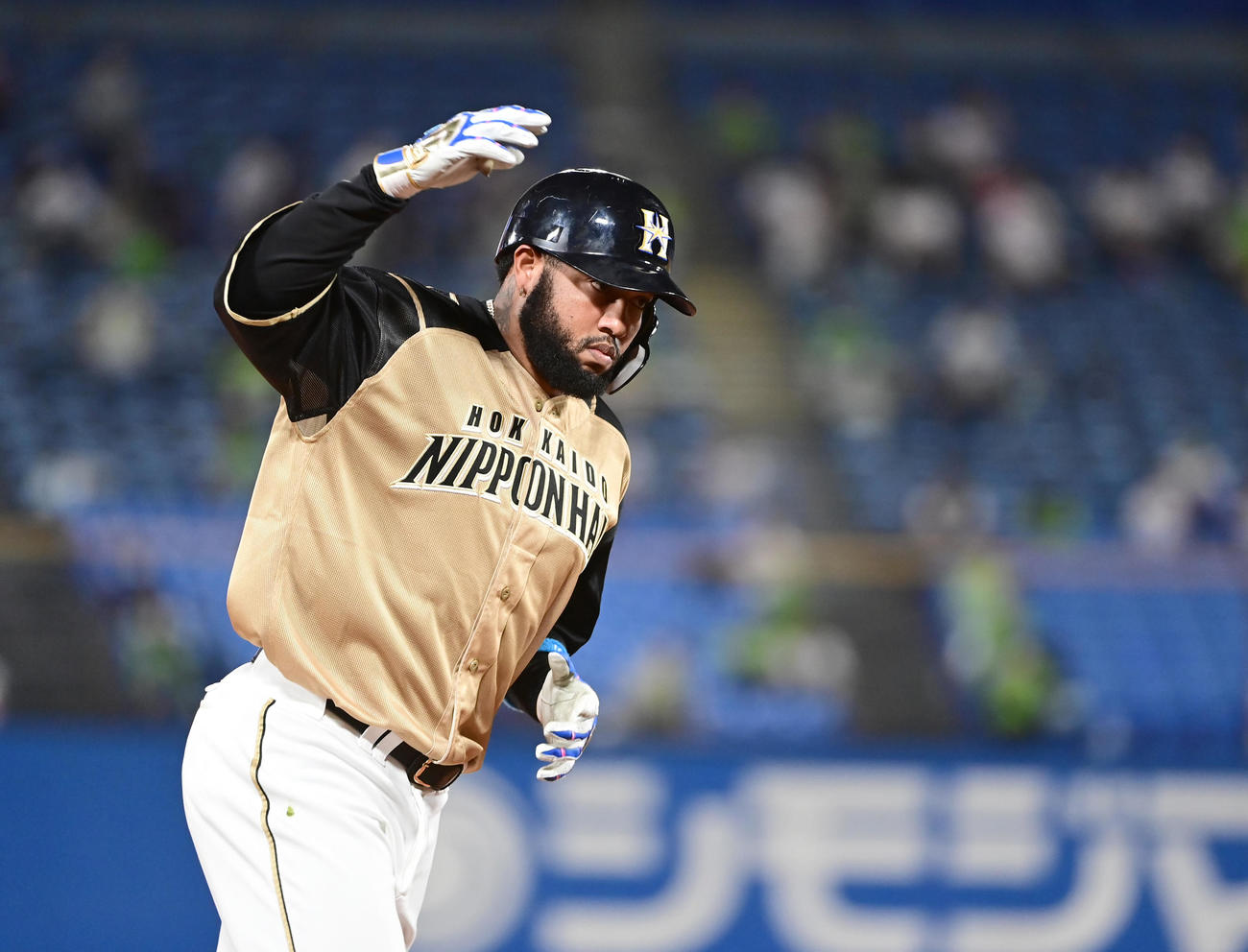 ヤクルト対日本ハム　6回表日本ハム1死、R・ロドリゲスは左越えにソロ本塁打を放ち三塁を回る（撮影・小沢裕）