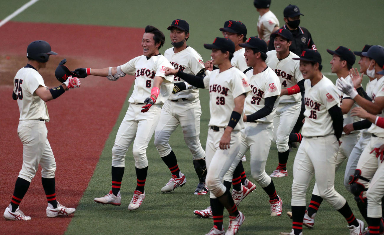 専大対日大　同点で試合を終えたことを喜ぶ日大ナイン（撮影・関根直人）