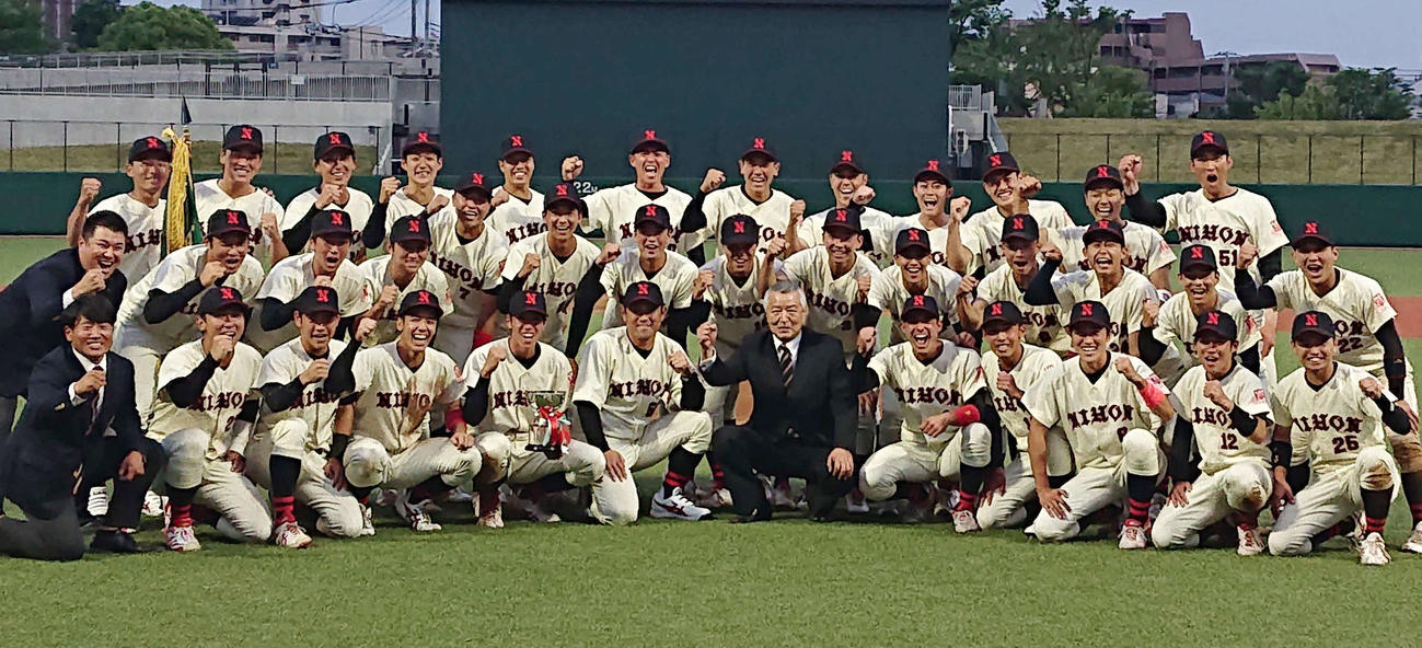 東都大学野球2部・春季リーグ戦で優勝を決め、笑顔で集合写真に納まる日大の選手たち（撮影・保坂淑子）