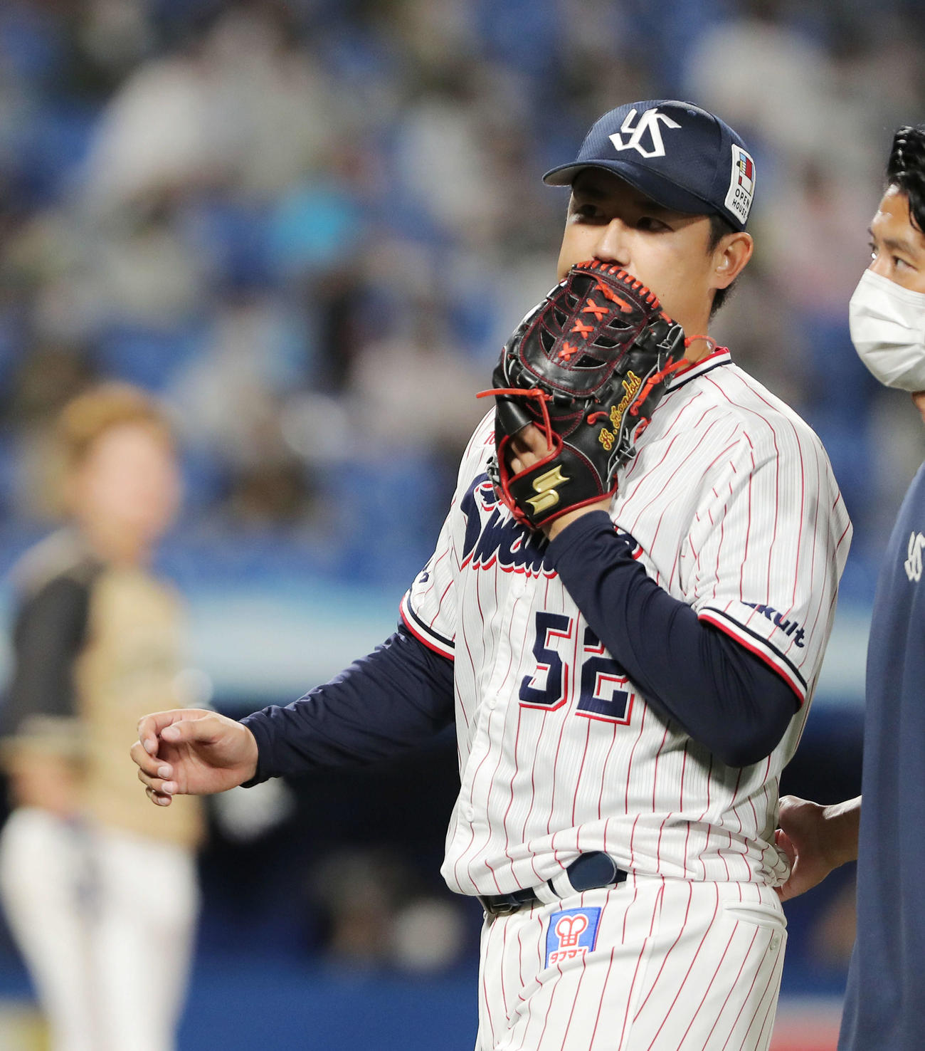 ヤクルト対日本ハム　8回表日本ハム無死、4番手で登板する近藤は治療でベンチに下がる（撮影・河田真司）