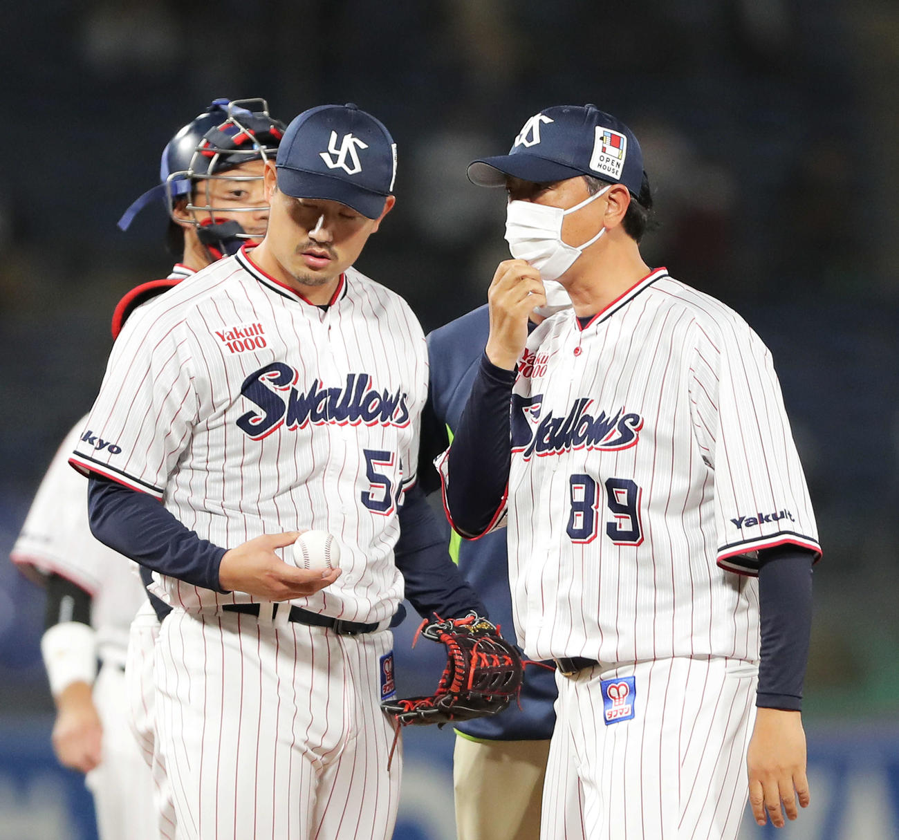 ヤクルト対日本ハム　8回表日本ハム無死、近藤（左）と言葉を交わす伊藤投手コーチ（撮影・河田真司）