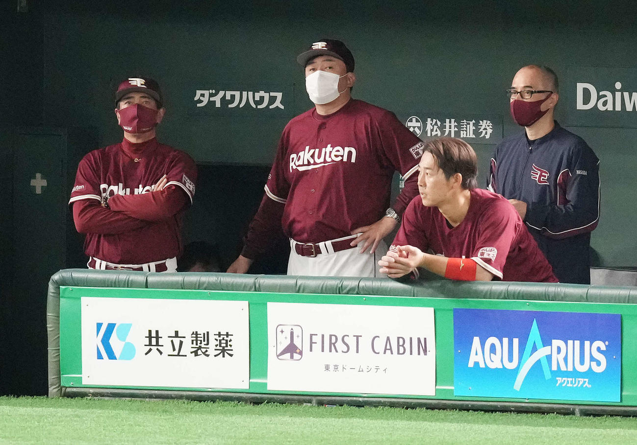 巨人対楽天　浮かない表情の楽天石井GM兼監督（中央）（撮影・鈴木みどり）