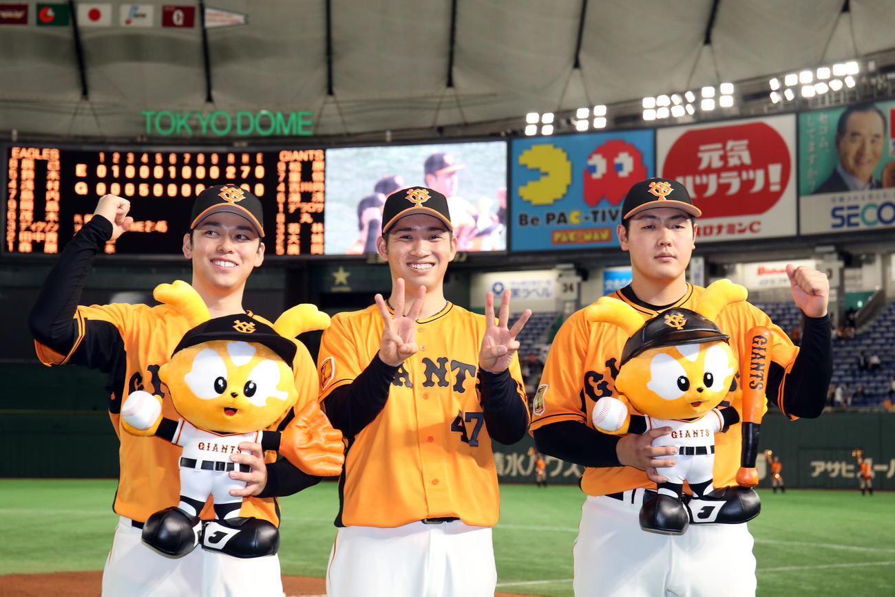巨人対楽天　ヒーローインタビュー後、記念撮影をする、左から高梨、高橋、岡本和（撮影・狩俣裕三）