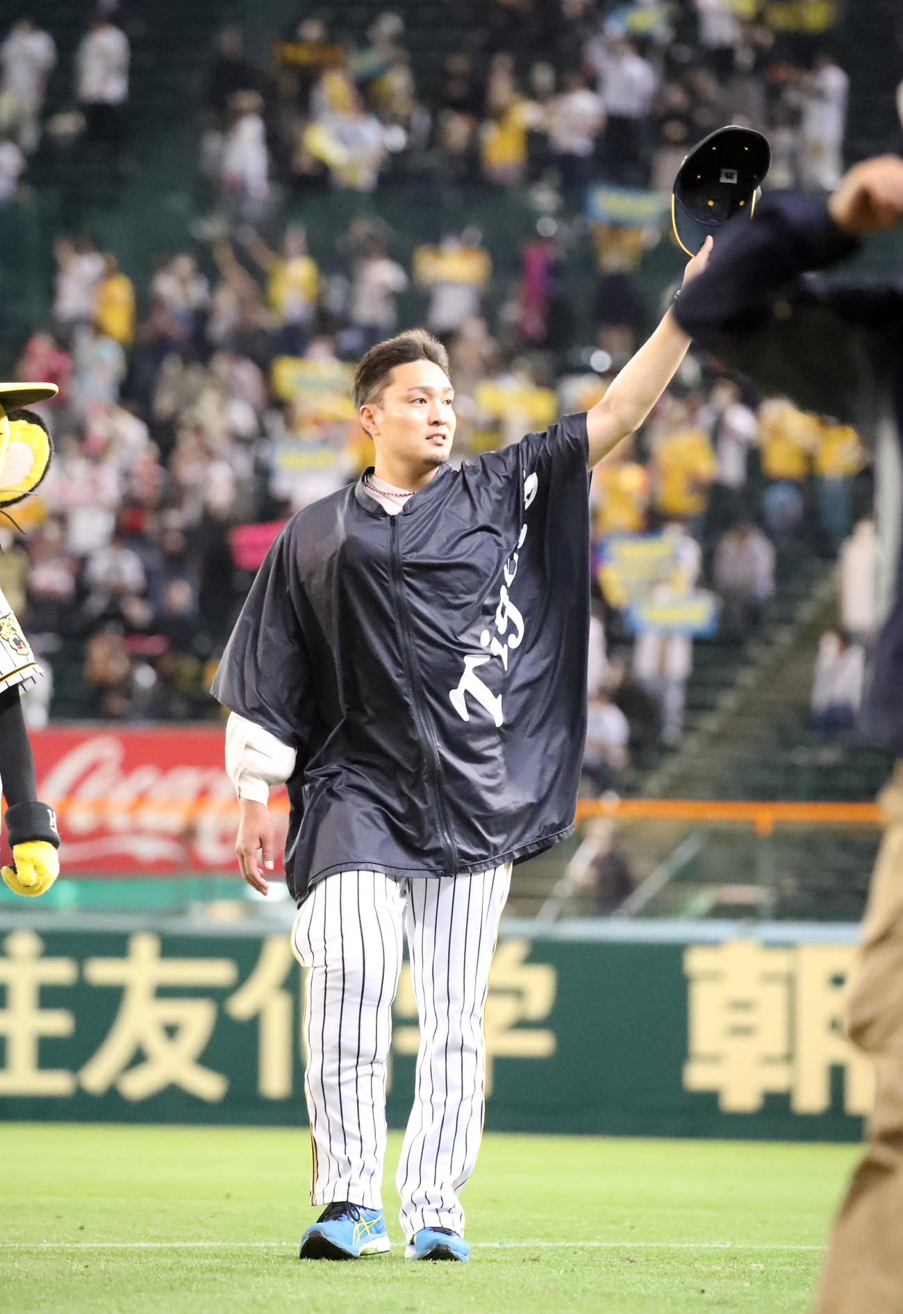 阪神対ロッテ　ヒーローインタビューを終えスタンドに手を振る秋山（撮影・加藤哉）