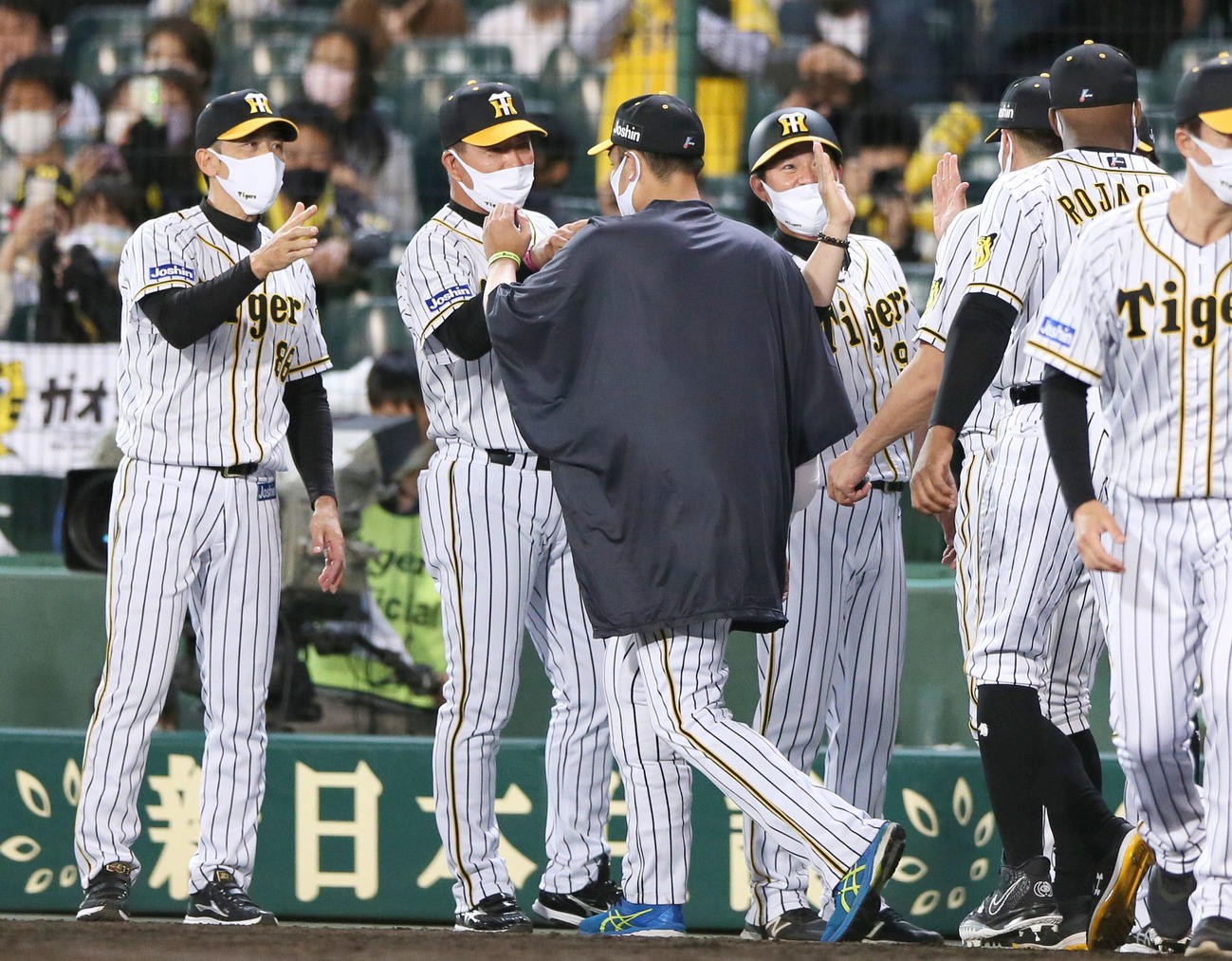 阪神対ロッテ　ロッテに勝利した矢野監督（左）は秋山（手前）とエアタッチを交わす（撮影・上山淳一）