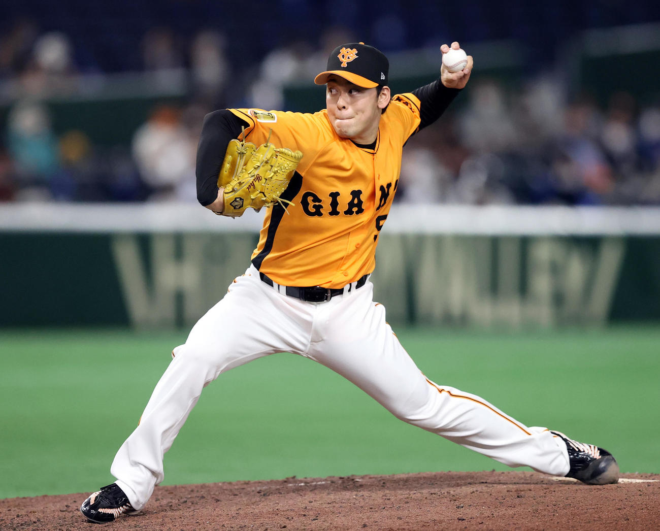 巨人対楽天　8回表途中から登板する高梨（撮影・狩俣裕三）