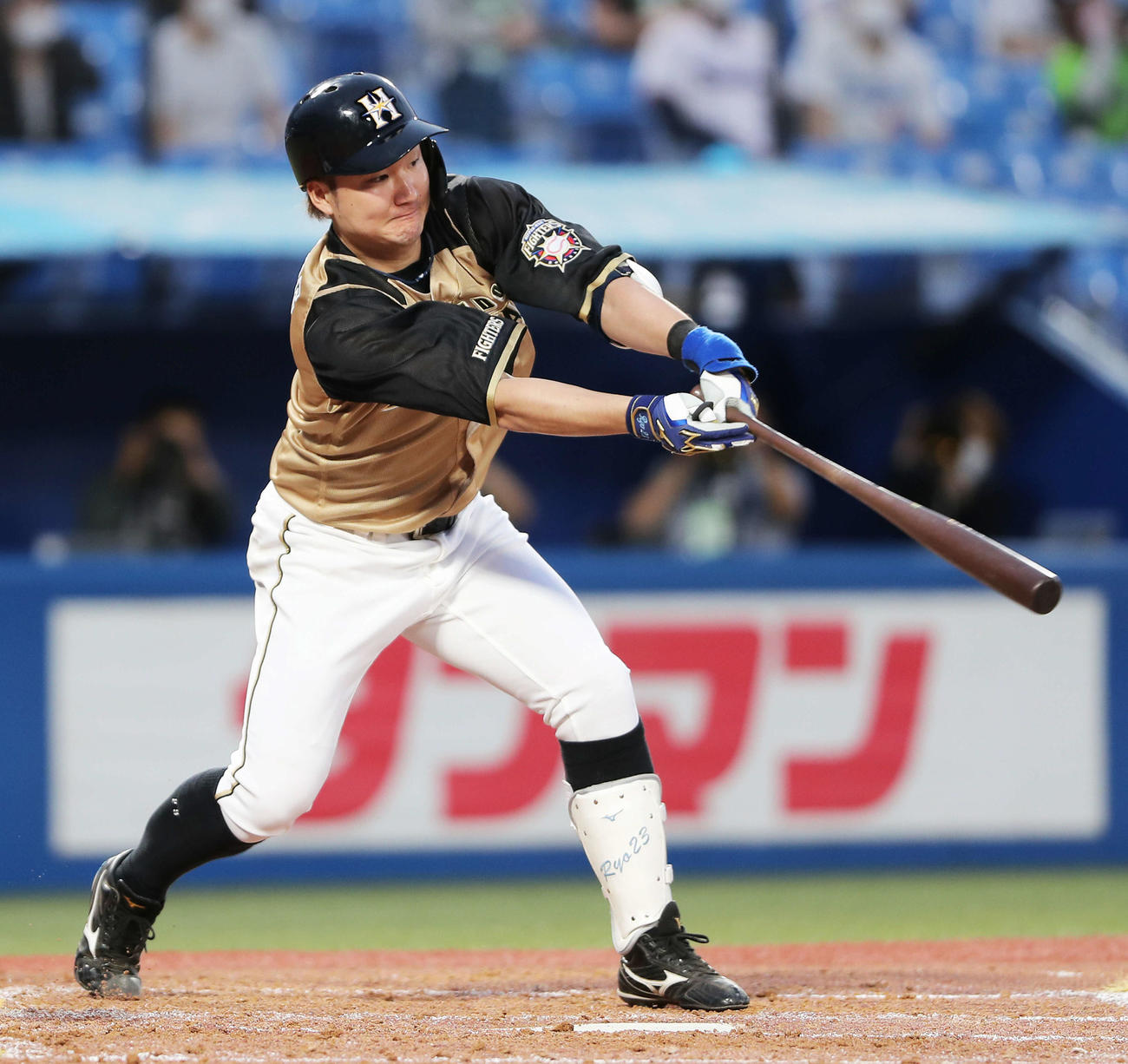 ヤクルト対日本ハム　3回表日本ハム2死一、二塁、右前適時打を放つ渡辺（撮影・河田真司）