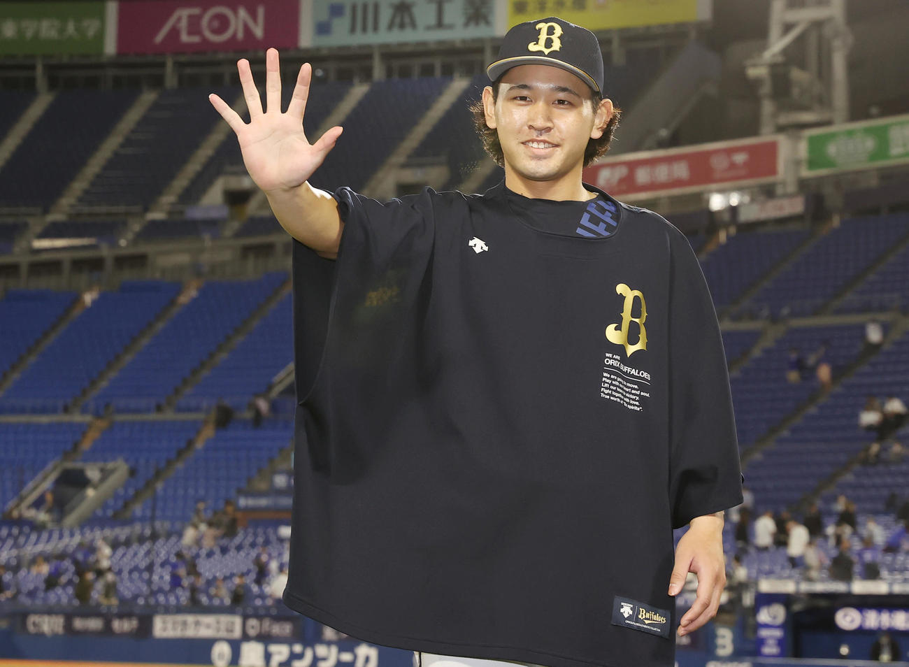 DeNA対オリックス　5勝目を挙げたオリックス宮城は指を5本立て笑顔で写真に納まる（撮影・垰建太）