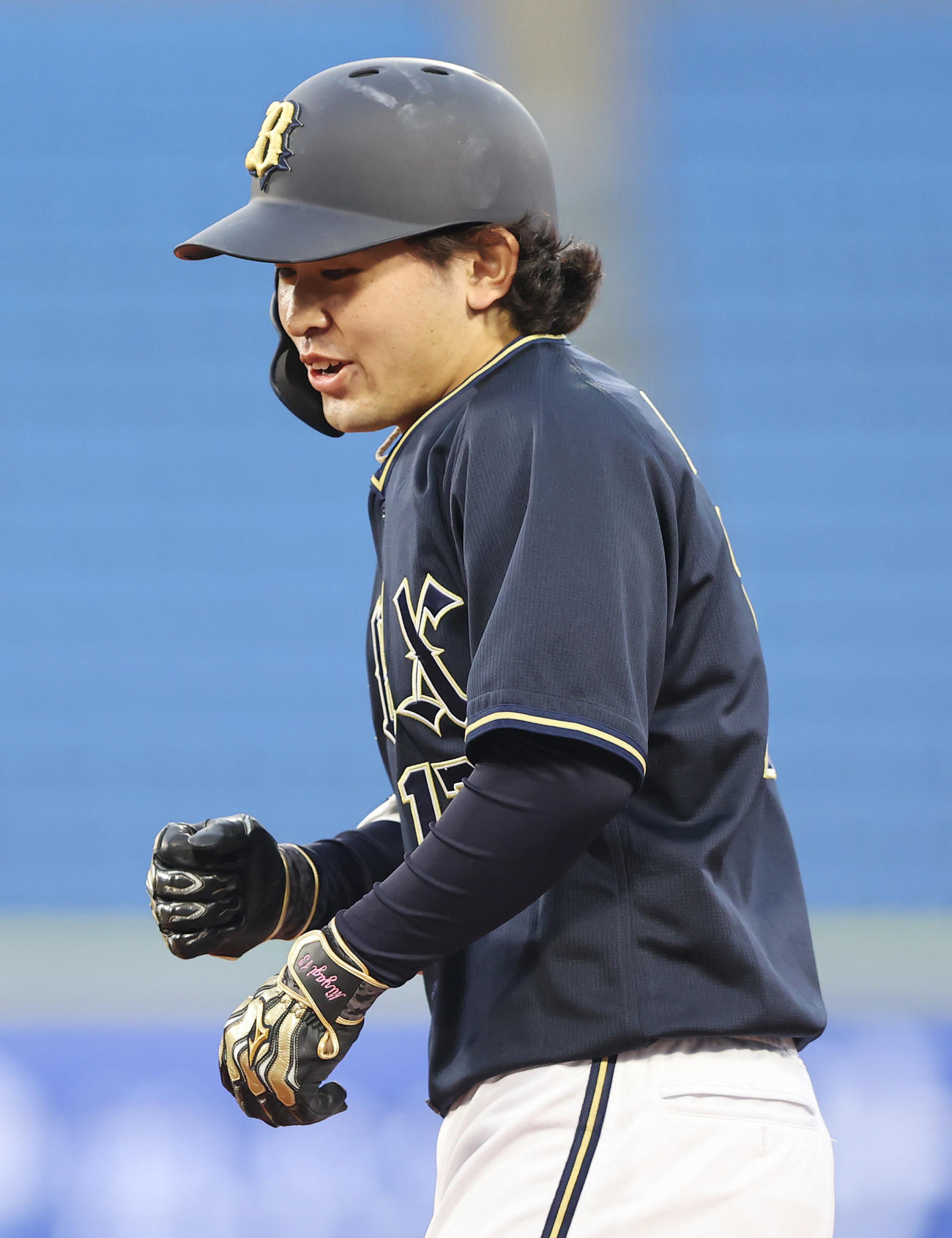 DeNA対オリックス　2回表オリックス無死、プロ初安打となる中前打を放ち嬉しそうな宮城（撮影・垰建太）