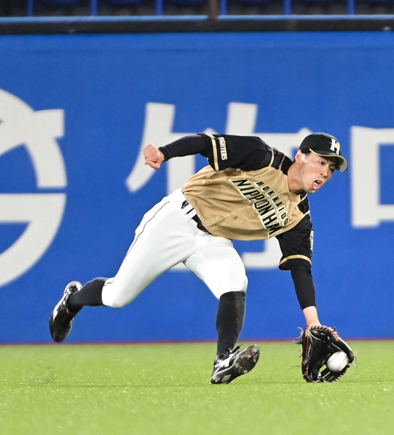 ヤクルト対日本ハム　4回裏ヤクルト無死二塁、日本ハム五十幡中堅手は中村の打球を好捕する（撮影・小沢裕）