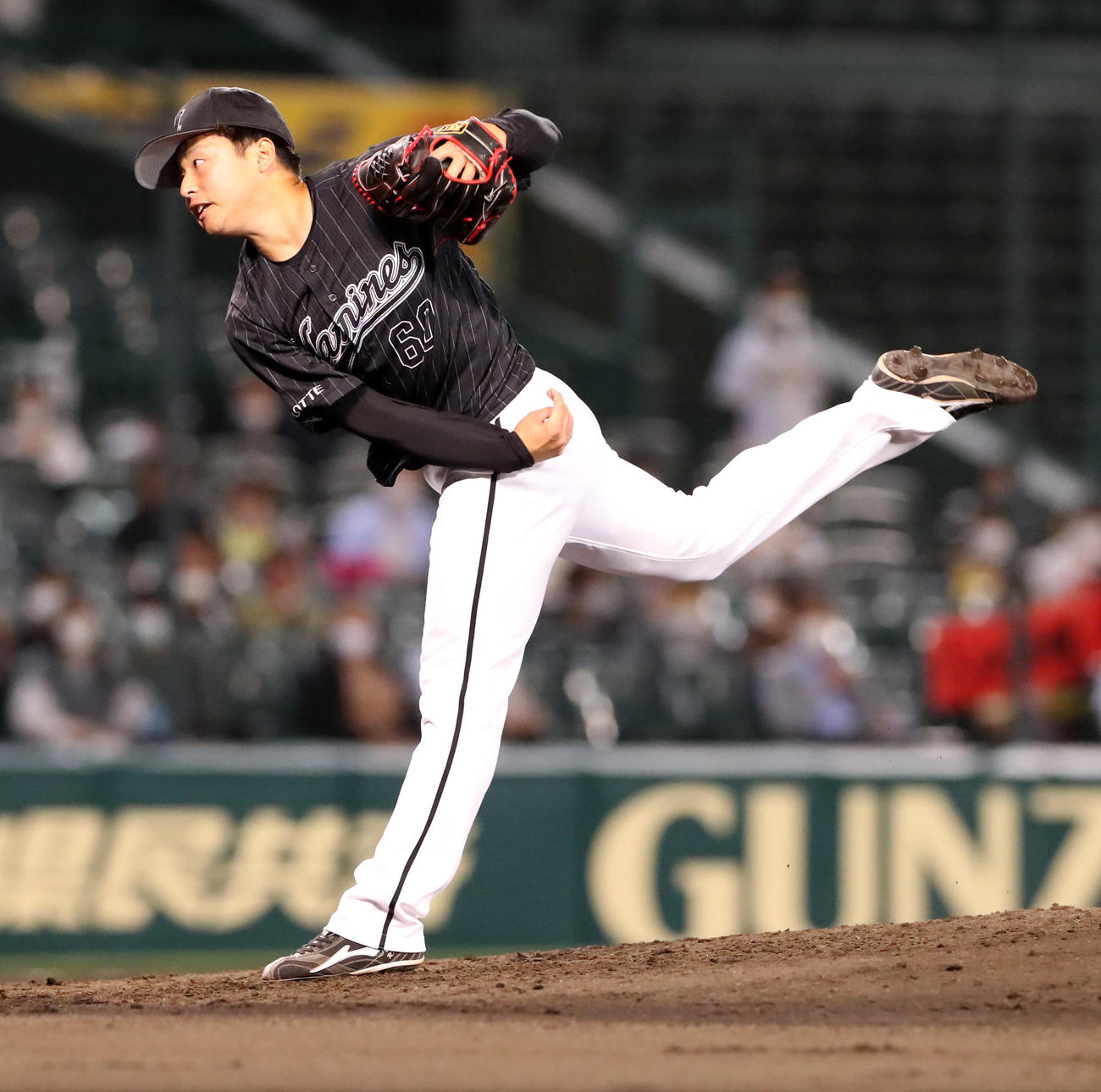 阪神対ロッテ　6回裏、ロッテ2番手で登板する横山（撮影・加藤哉）