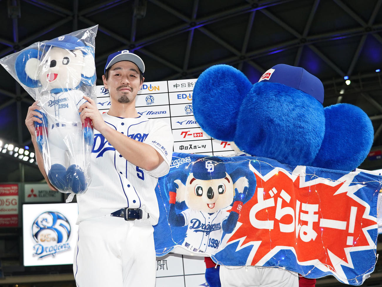 ヒーローインタビューを終えポーズを決める中日阿部（撮影・森本幸一）