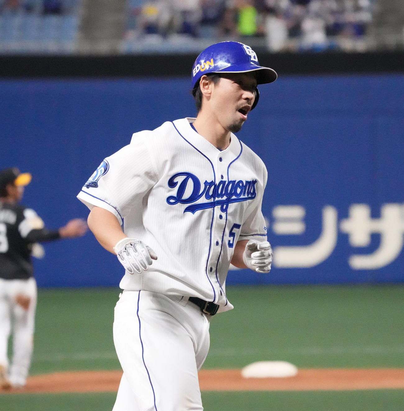 8回裏中日1死、左越え本塁打を放った中日阿部（撮影・森本幸一）