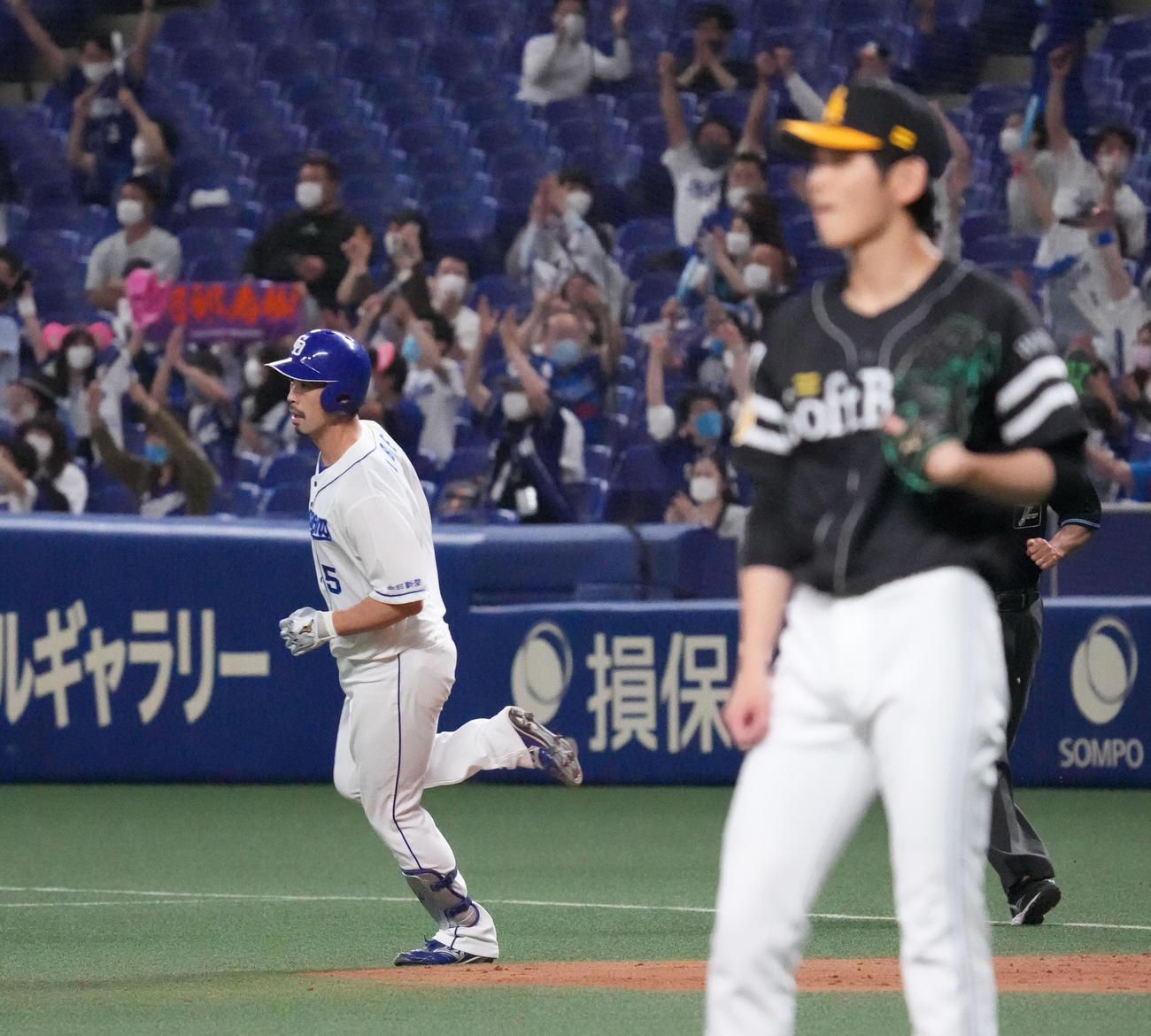 中日対ソフトバンク　8回裏中日1死、左越え本塁打を放った中日阿部、手前は泉（撮影・森本幸一）