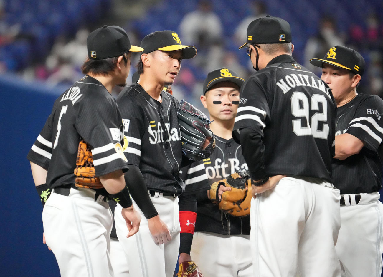 中日対ソフトバンク　5回裏2死二塁、マウンド上の東浜（左から2人目）のもとに集まる森山投手コーチらソフトバンクナイン（撮影・森本幸一）