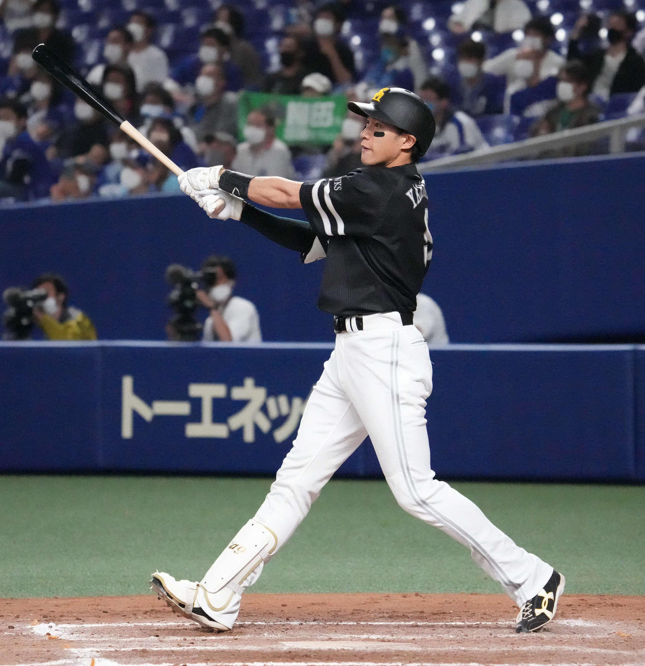中日対ソフトバンク　8回表ソフトバンク1死一塁、左越え2点本塁打を放つ柳田（撮影・森本幸一）