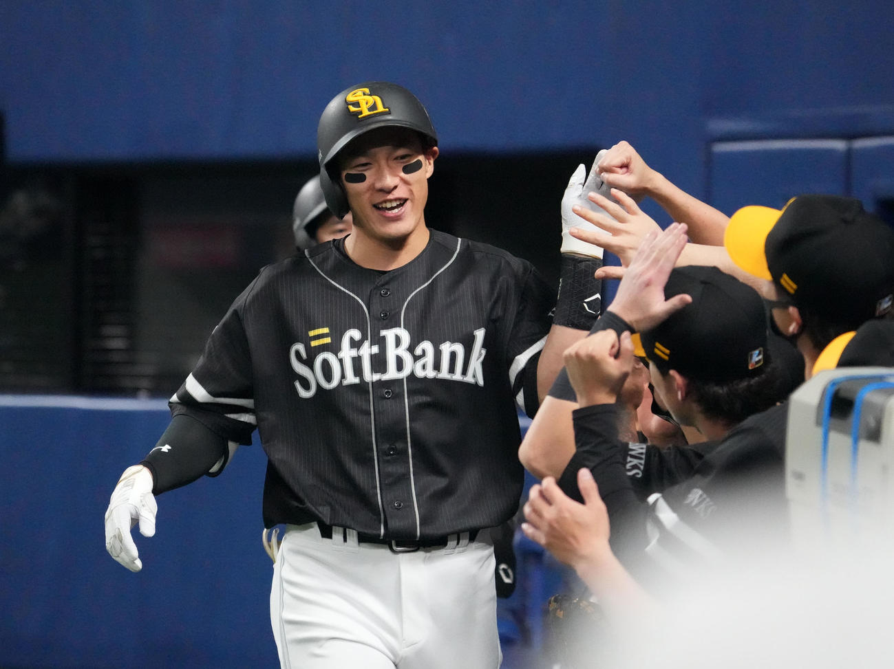 中日対ソフトバンク　8回表ソフトバンク1死一塁、2点本塁打を放った柳田はナインとタッチ（撮影・森本幸一）