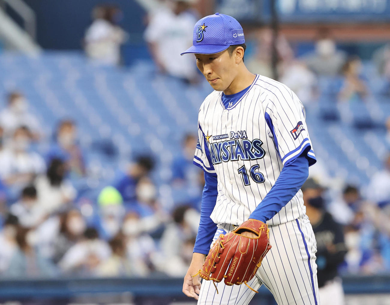 DeNA対オリックス　1回表の登板を終え2失点を喫したDeNA先発の大貫はうつむきながら引き揚げる（撮影・垰建太）