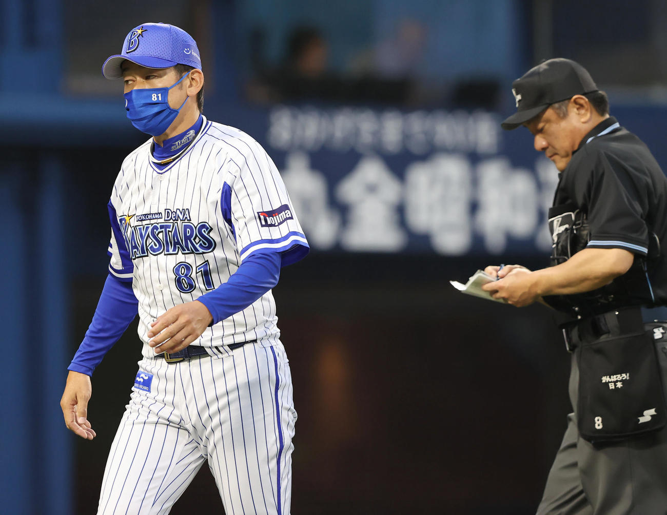 DeNA対オリックス　2回表オリックス1死一、三塁、投手交代を告げるDeNA三浦監督（撮影・垰建太）