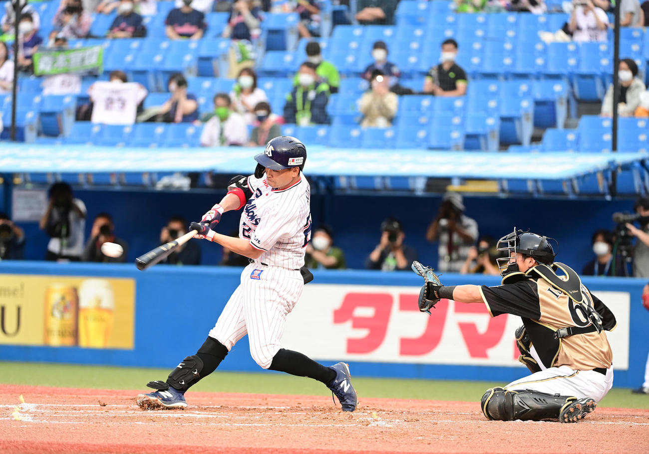 ヤクルト対日本ハム　1回裏ヤクルト2死、青木は右前に日米通算2500本目となる安打を放つ（撮影・小沢裕）