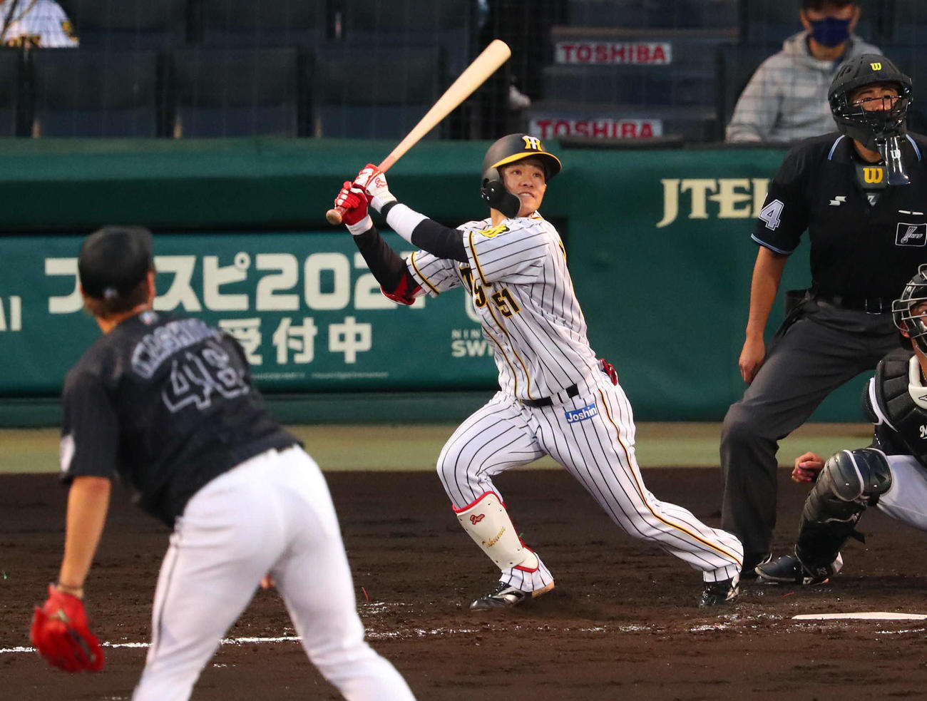 阪神対ロッテ　3回裏阪神1死三塁、中野は左犠飛を放つ（撮影・宮崎幸一）